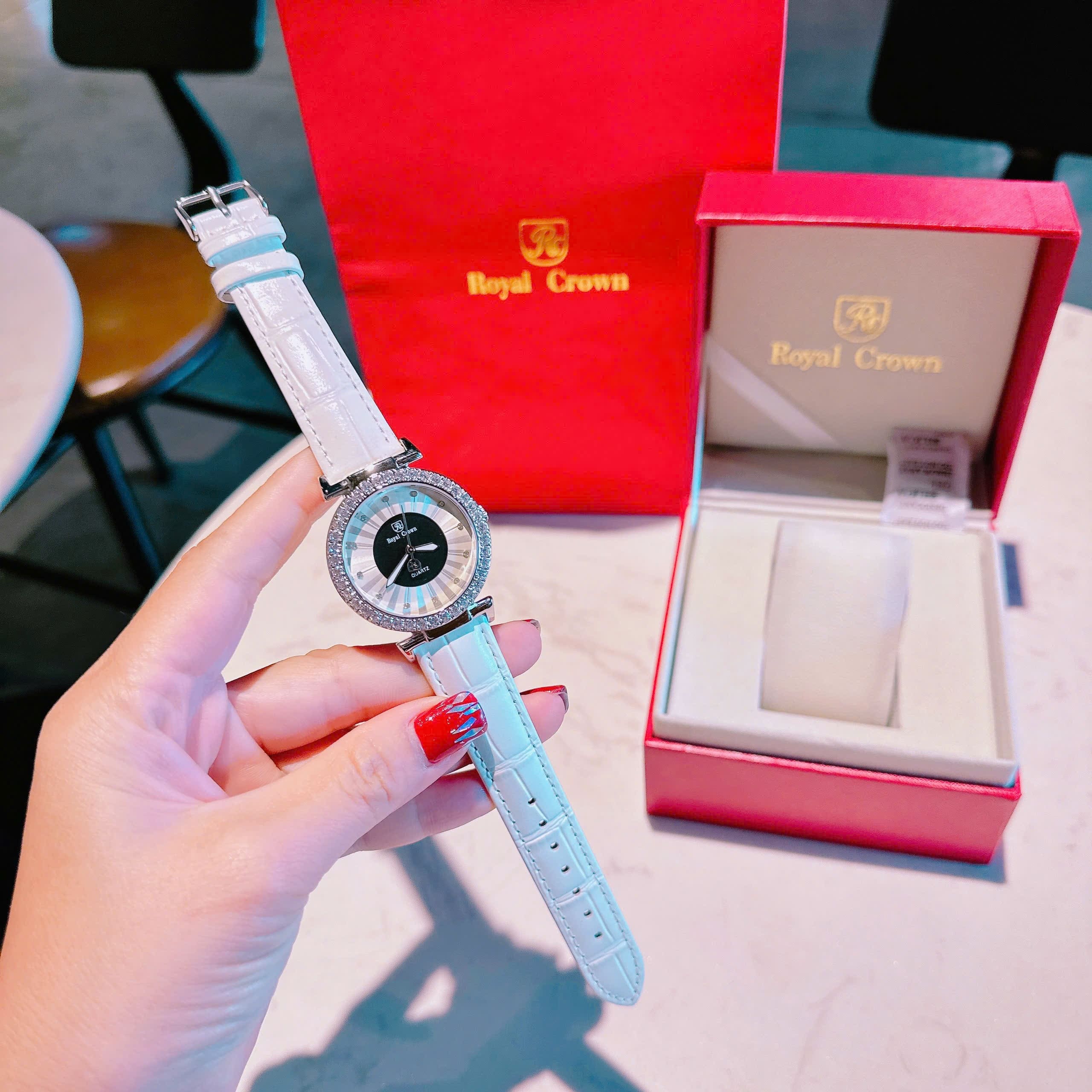 Đồng Hồ Royal Crown Mặt Tròn Đen |Nữ Giới |Đính Đá |Dây Da Trắng |Máy Pin (Quartz) |Size 35mm |donghogiatot.vn