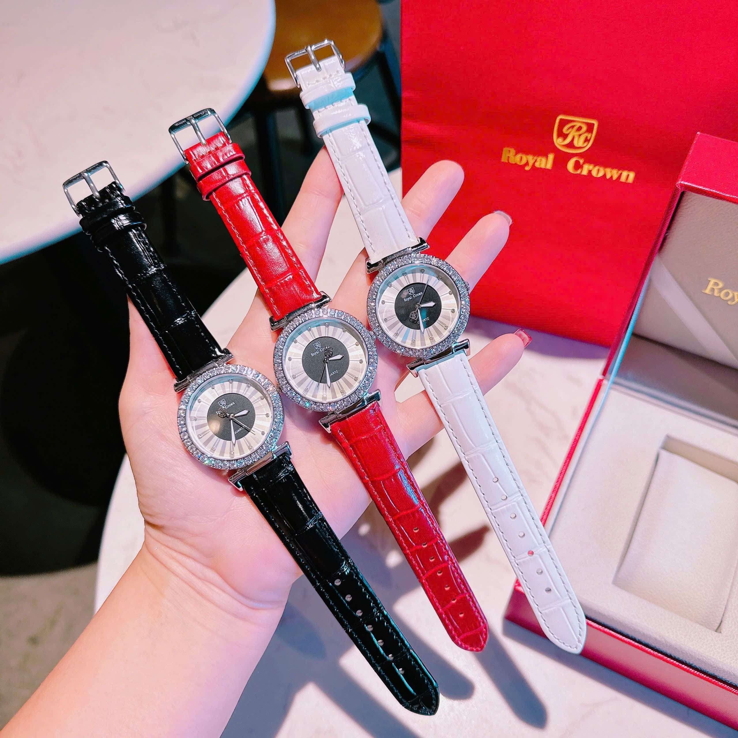 Đồng Hồ Royal Crown Mặt Tròn Đen |Nữ Giới |Đính Đá |Dây Da Trắng |Máy Pin (Quartz) |Size 35mm |donghogiatot.vn