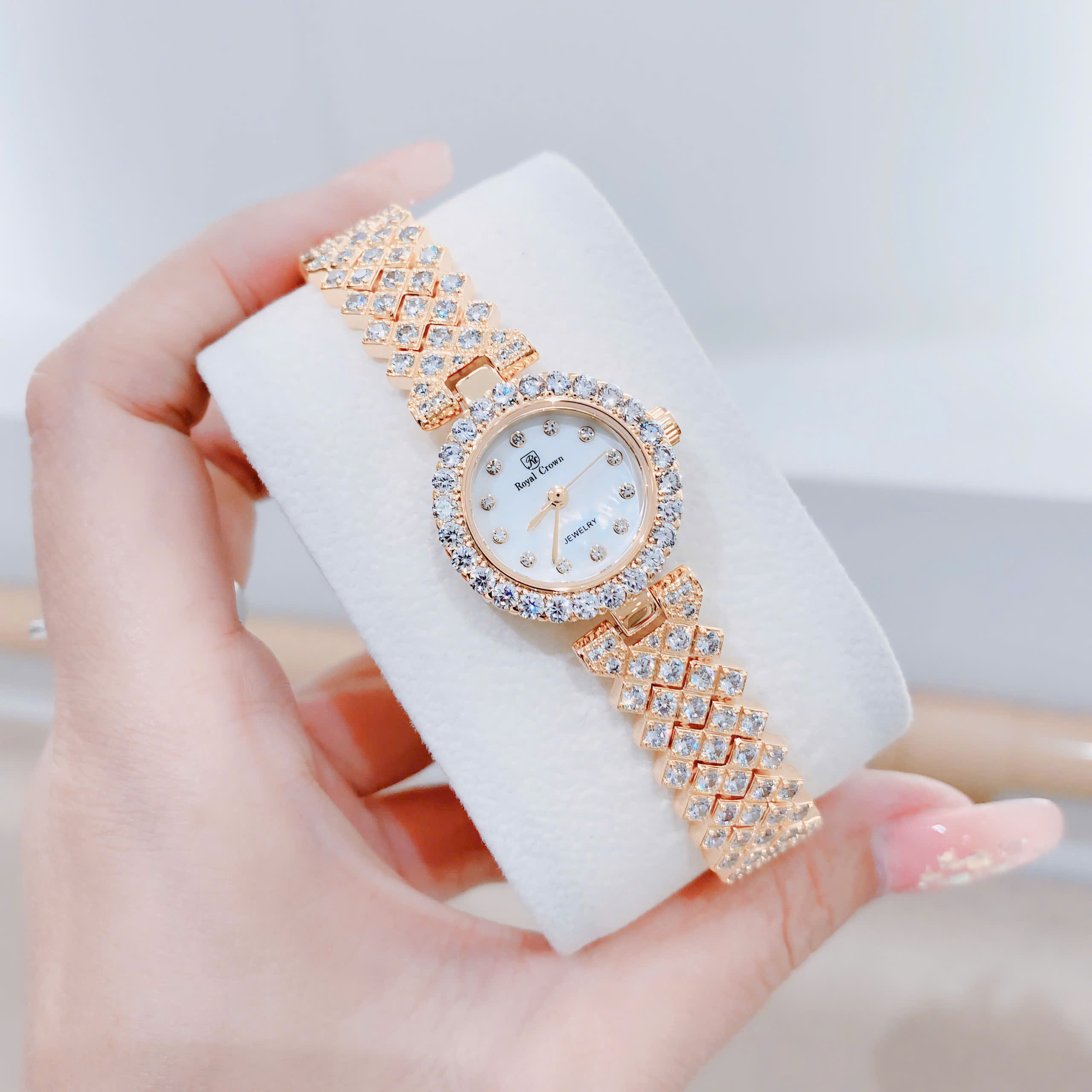 Đồng Hồ Royal Crown Mặt Tròn |Nữ Giới |Đính Đá |Dây Kim Loại Rose Gold |Máy Pin (Quartz) |Size 24mm |donghogiatot.vn