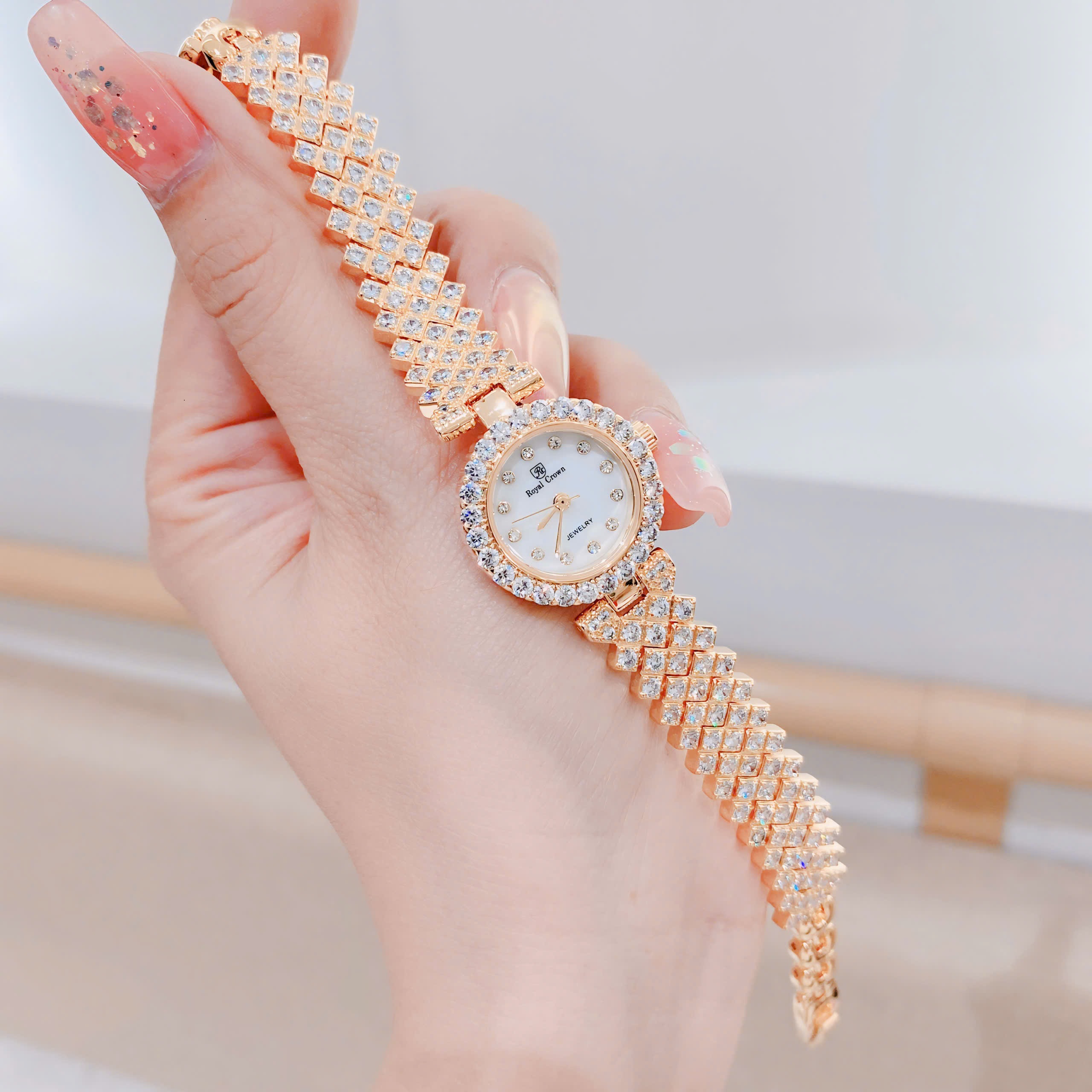 Đồng Hồ Royal Crown Mặt Tròn |Nữ Giới |Đính Đá |Dây Kim Loại Rose Gold |Máy Pin (Quartz) |Size 24mm |donghogiatot.vn