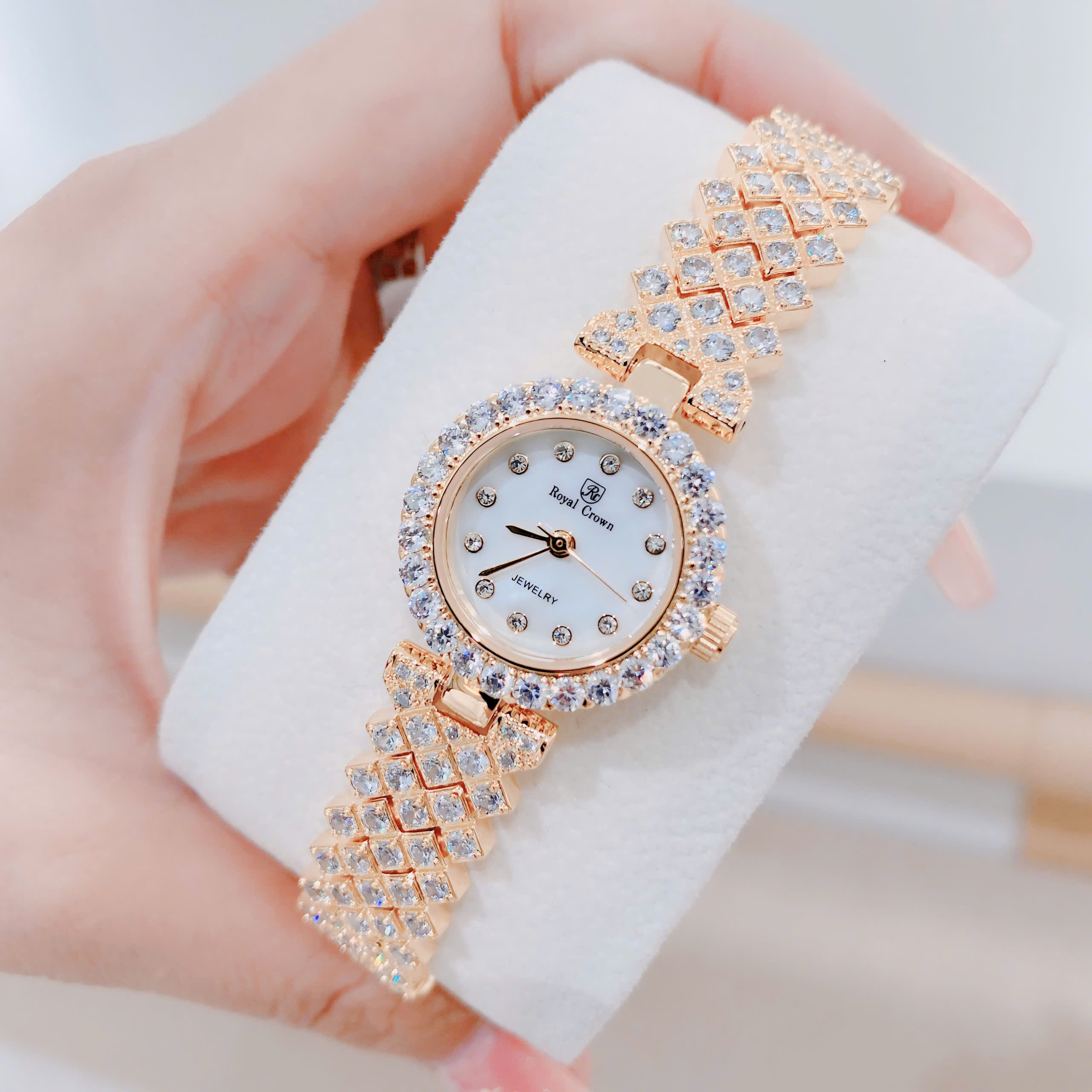 Đồng Hồ Royal Crown Mặt Tròn |Nữ Giới |Đính Đá |Dây Kim Loại Rose Gold |Máy Pin (Quartz) |Size 24mm |donghogiatot.vn