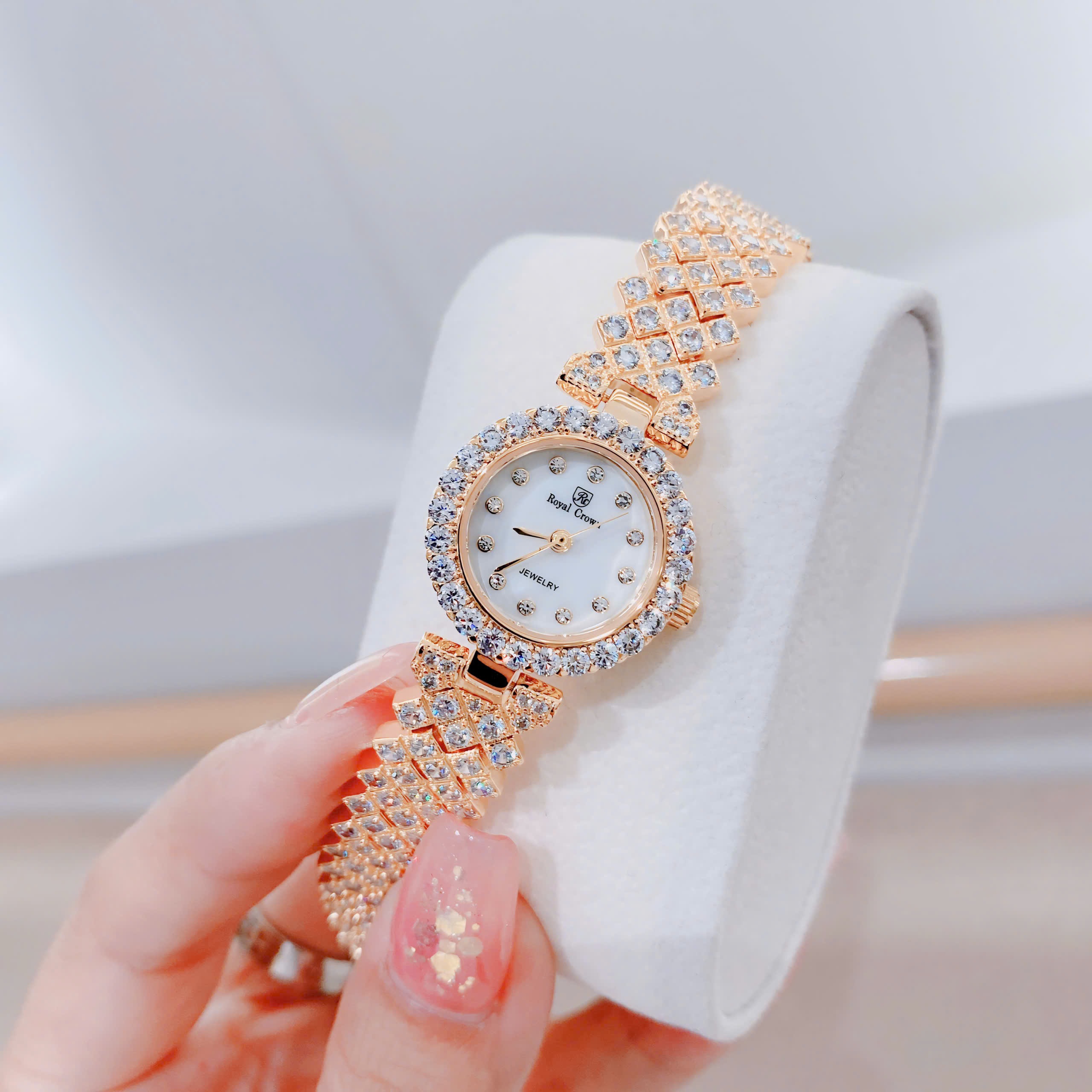 Đồng Hồ Royal Crown Mặt Tròn |Nữ Giới |Đính Đá |Dây Kim Loại Rose Gold |Máy Pin (Quartz) |Size 24mm |donghogiatot.vn