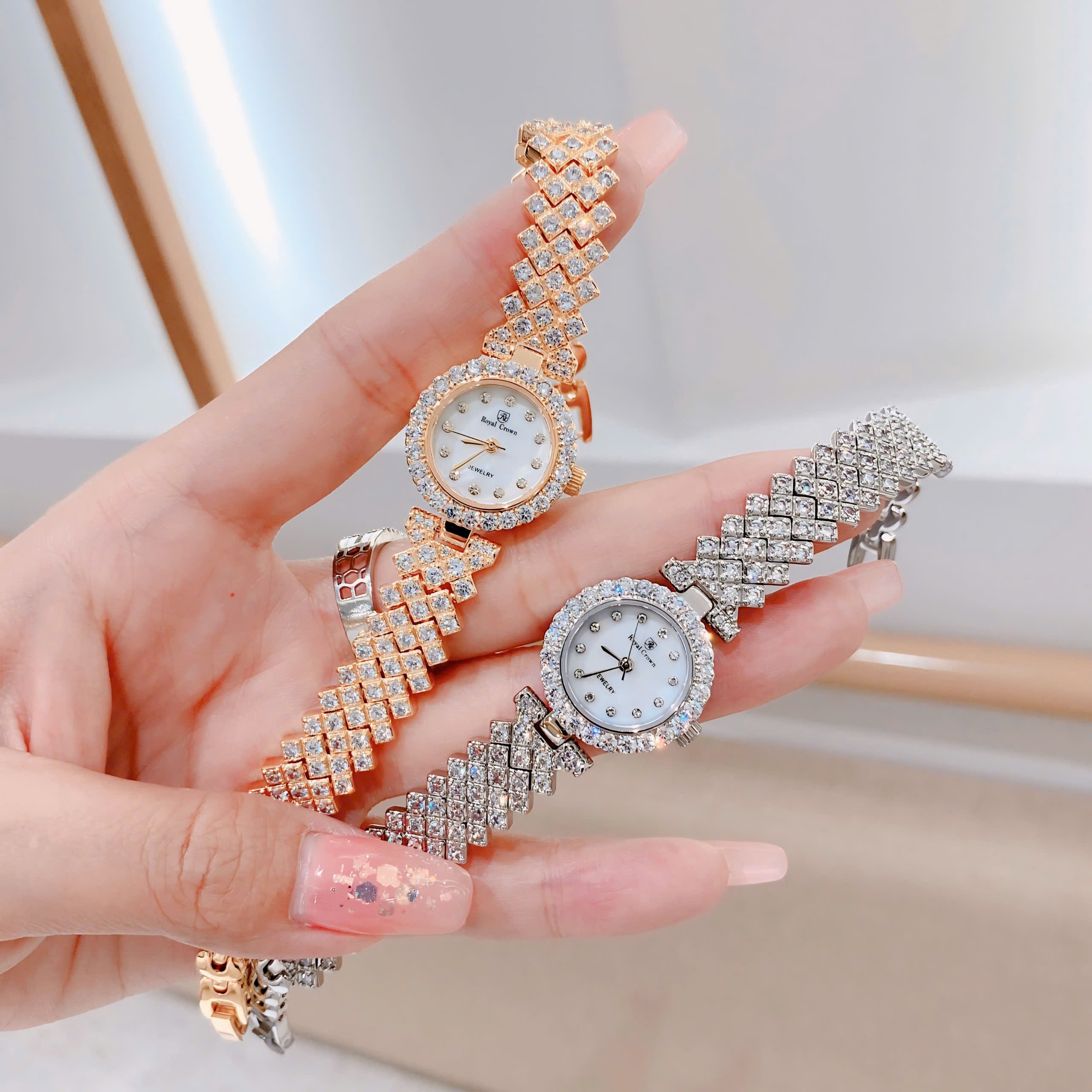 Đồng Hồ Royal Crown Mặt Tròn |Nữ Giới |Đính Đá |Dây Kim Loại Rose Gold |Máy Pin (Quartz) |Size 24mm |donghogiatot.vn