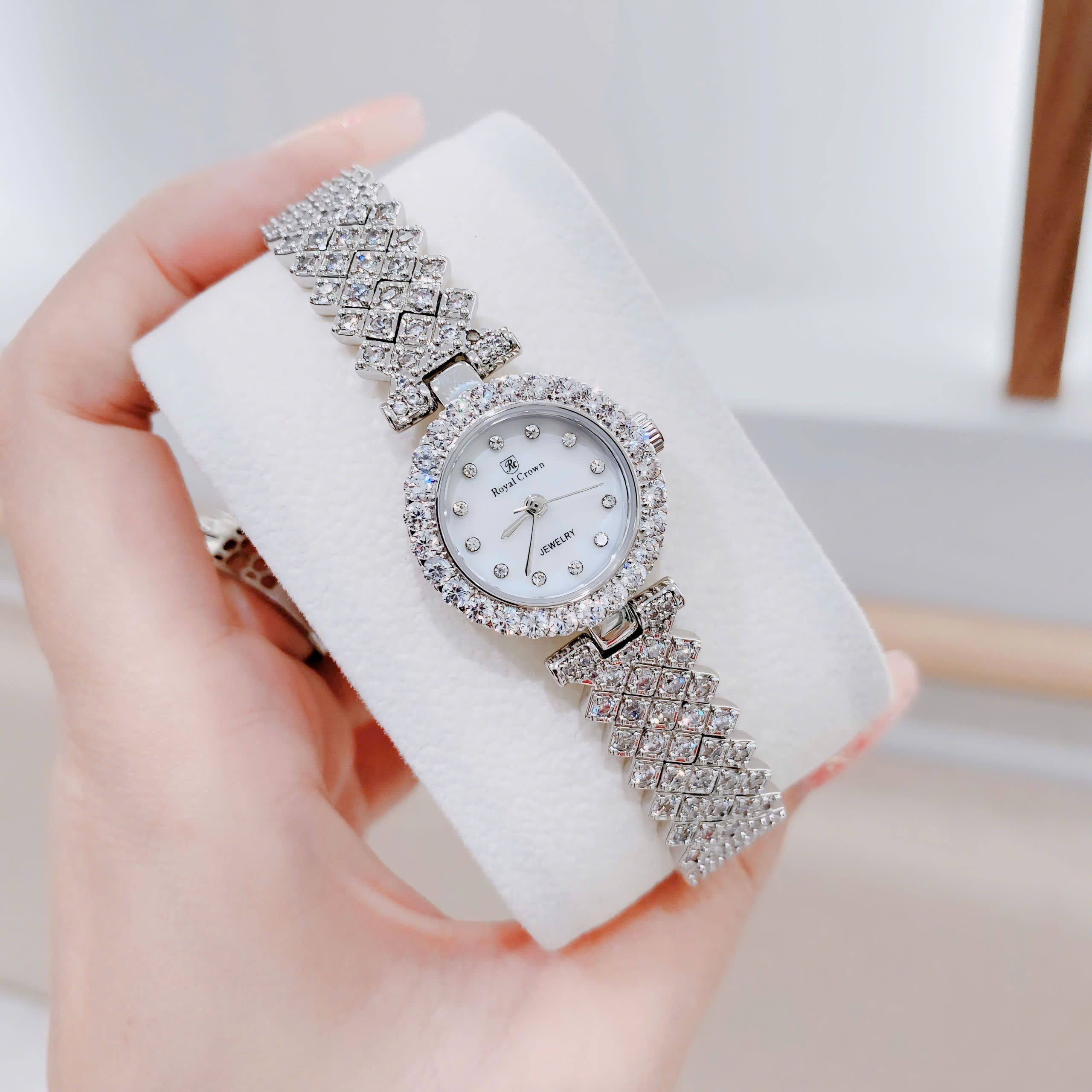 Đồng Hồ Royal Crown Mặt Tròn |Nữ Giới |Đính Đá |Dây Kim Loại Trắng Silver |Máy Pin (Quartz) |Size 24mm |donghogiatot.vn