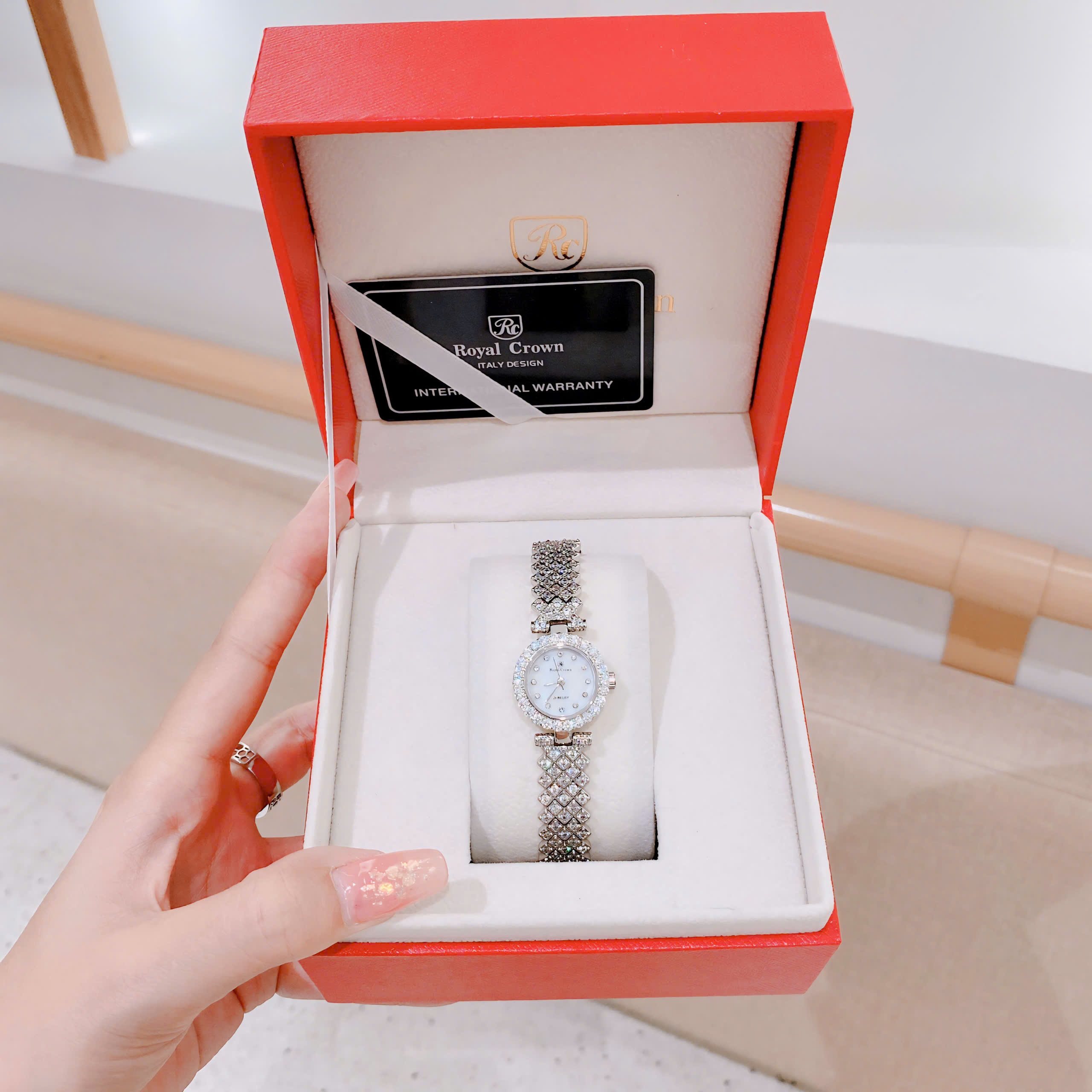 Đồng Hồ Royal Crown Mặt Tròn |Nữ Giới |Đính Đá |Dây Kim Loại Trắng Silver |Máy Pin (Quartz) |Size 24mm |donghogiatot.vn