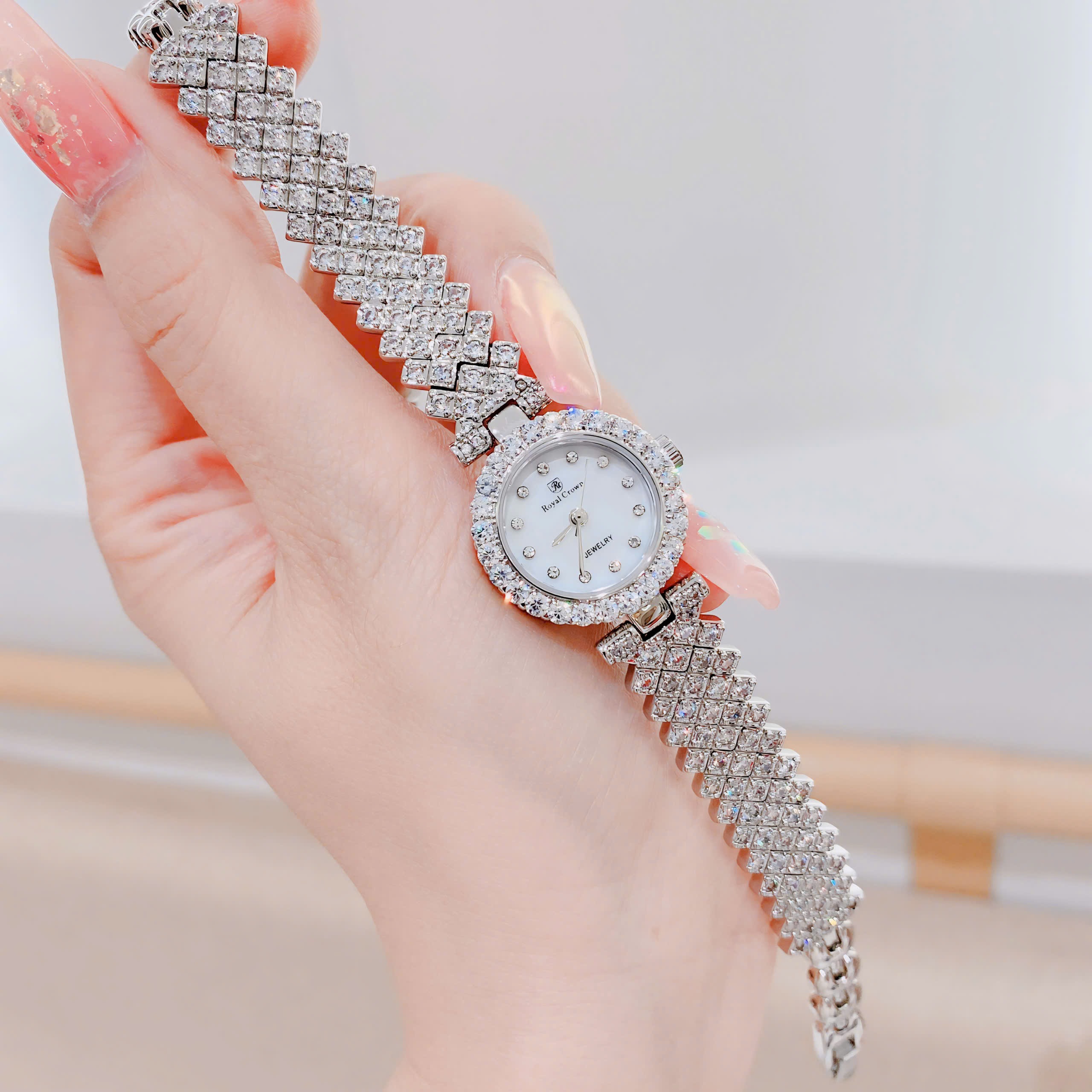 Đồng Hồ Royal Crown Mặt Tròn |Nữ Giới |Đính Đá |Dây Kim Loại Trắng Silver |Máy Pin (Quartz) |Size 24mm |donghogiatot.vn