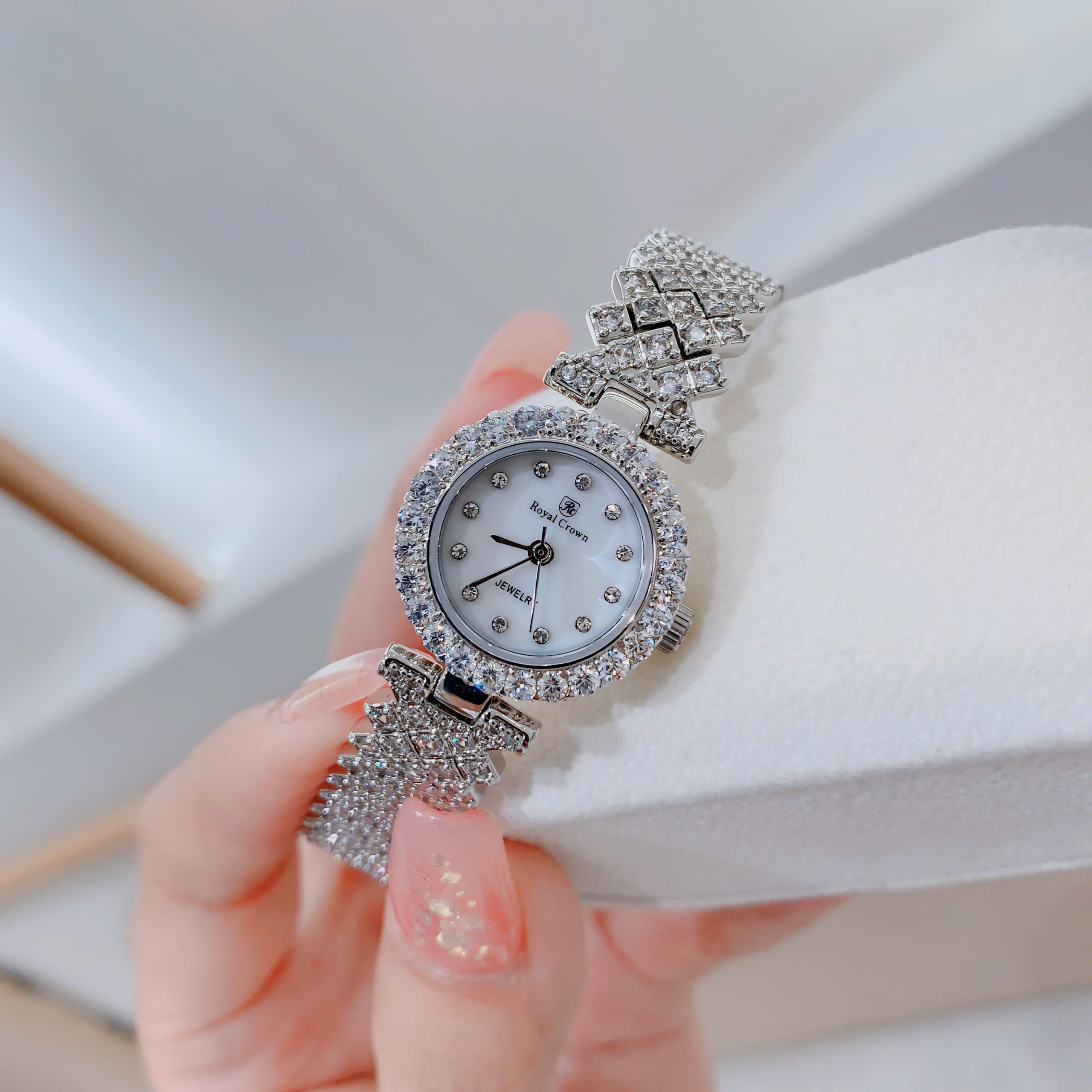 Đồng Hồ Royal Crown Mặt Tròn |Nữ Giới |Đính Đá |Dây Kim Loại Trắng Silver |Máy Pin (Quartz) |Size 24mm |donghogiatot.vn