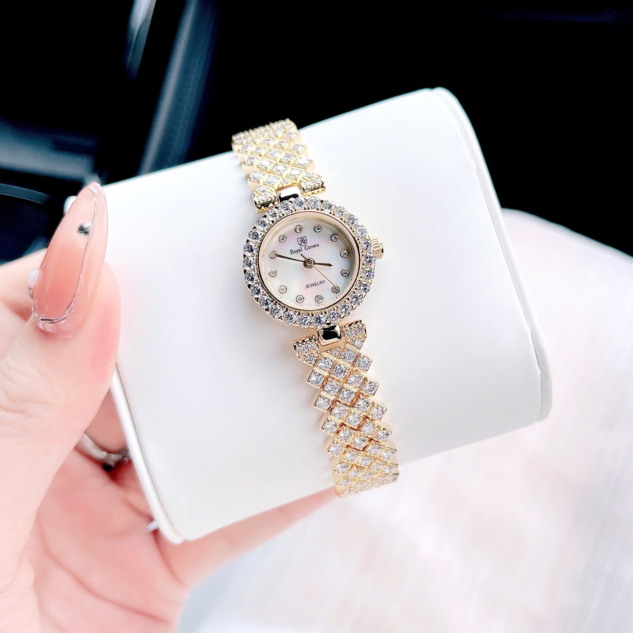 Đồng Hồ Royal Crown Mặt Tròn |Nữ Giới |Đính Đá |Dây Kim Loại Vàng Gold |Máy Pin (Quartz) |Size 24mm |donghogiatot.vn