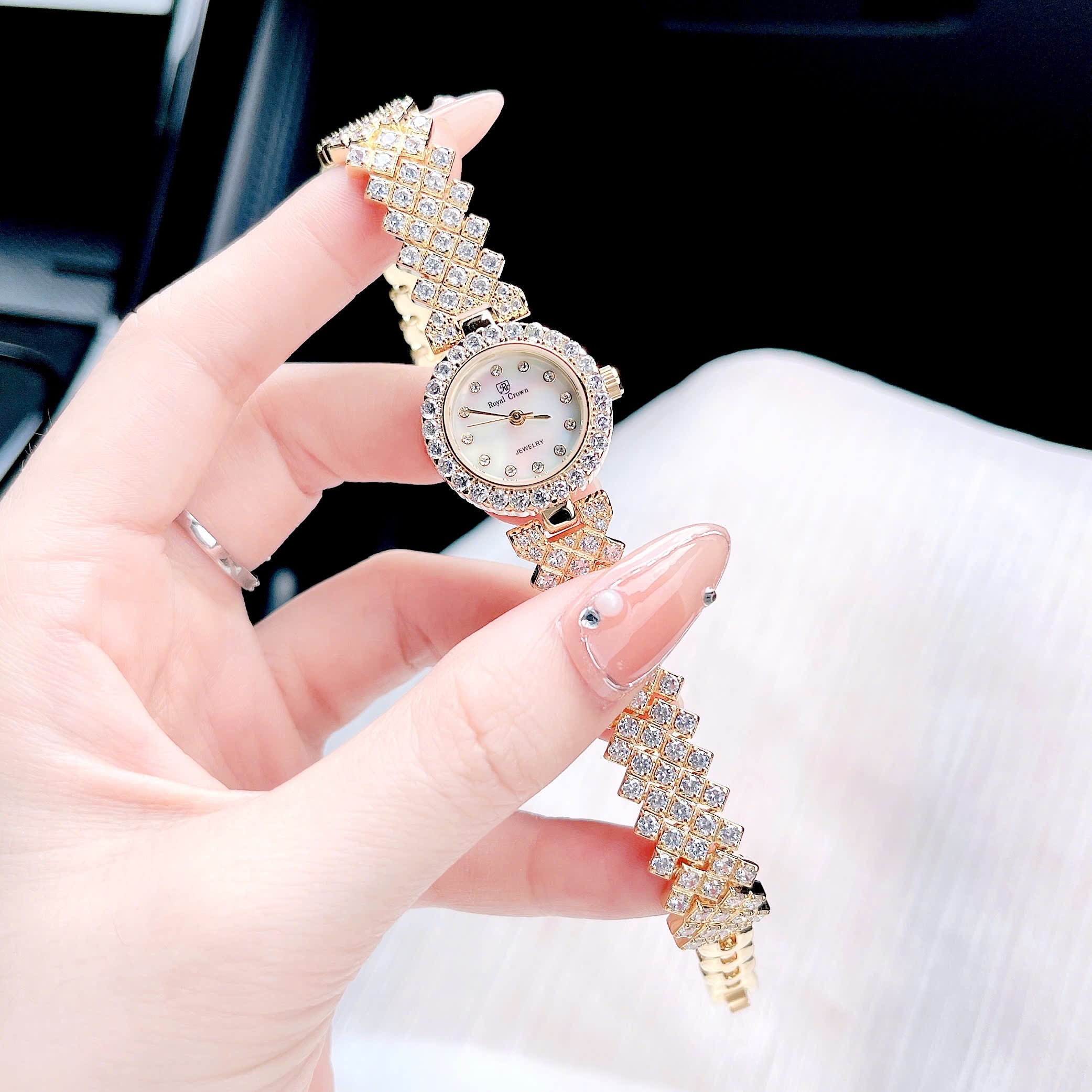 Đồng Hồ Royal Crown Mặt Tròn |Nữ Giới |Đính Đá |Dây Kim Loại Vàng Gold |Máy Pin (Quartz) |Size 24mm |donghogiatot.vn