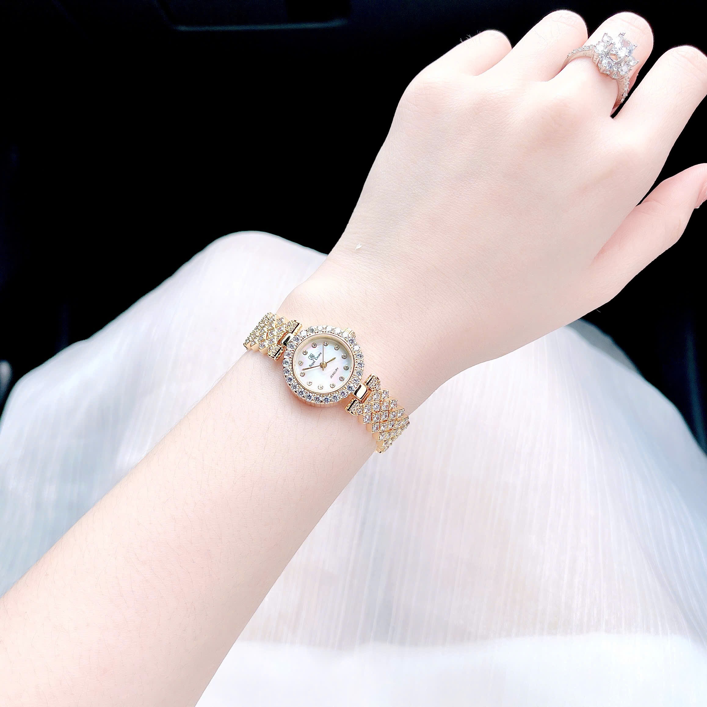 Đồng Hồ Royal Crown Mặt Tròn |Nữ Giới |Đính Đá |Dây Kim Loại Vàng Gold |Máy Pin (Quartz) |Size 24mm |donghogiatot.vn