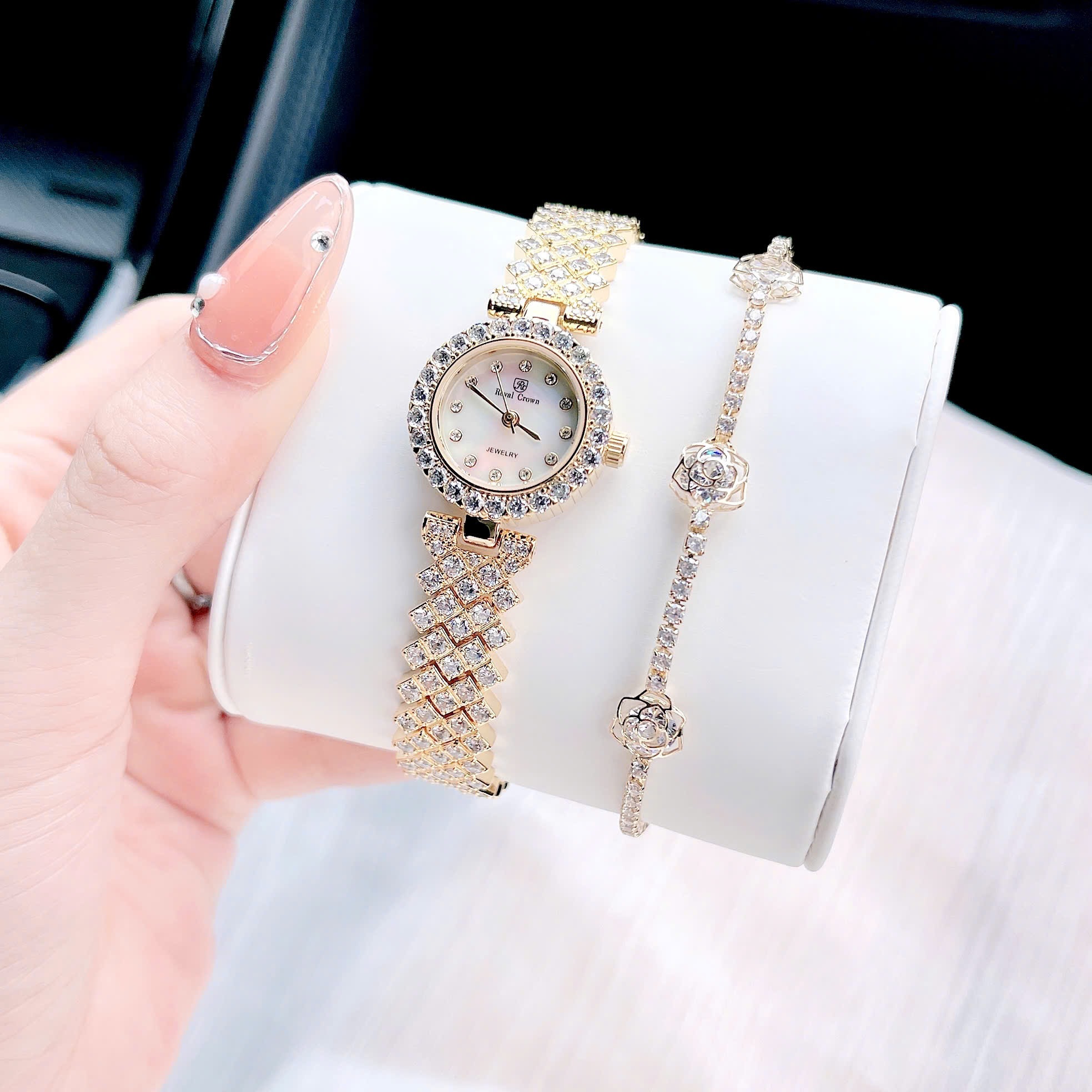 Đồng Hồ Royal Crown Mặt Tròn |Nữ Giới |Đính Đá |Dây Kim Loại Vàng Gold |Máy Pin (Quartz) |Size 24mm |donghogiatot.vn