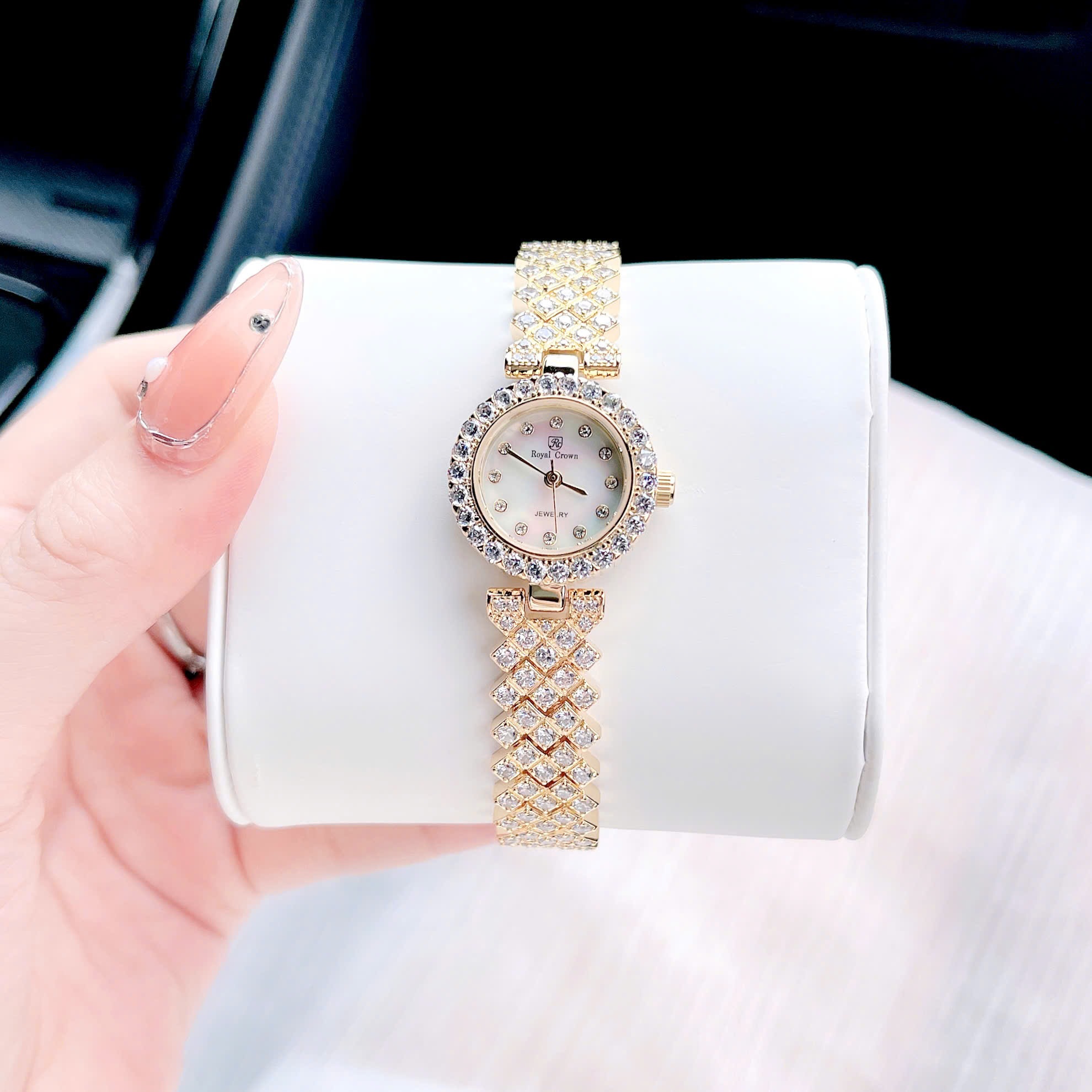 Đồng Hồ Royal Crown Mặt Tròn |Nữ Giới |Đính Đá |Dây Kim Loại Vàng Gold |Máy Pin (Quartz) |Size 24mm |donghogiatot.vn