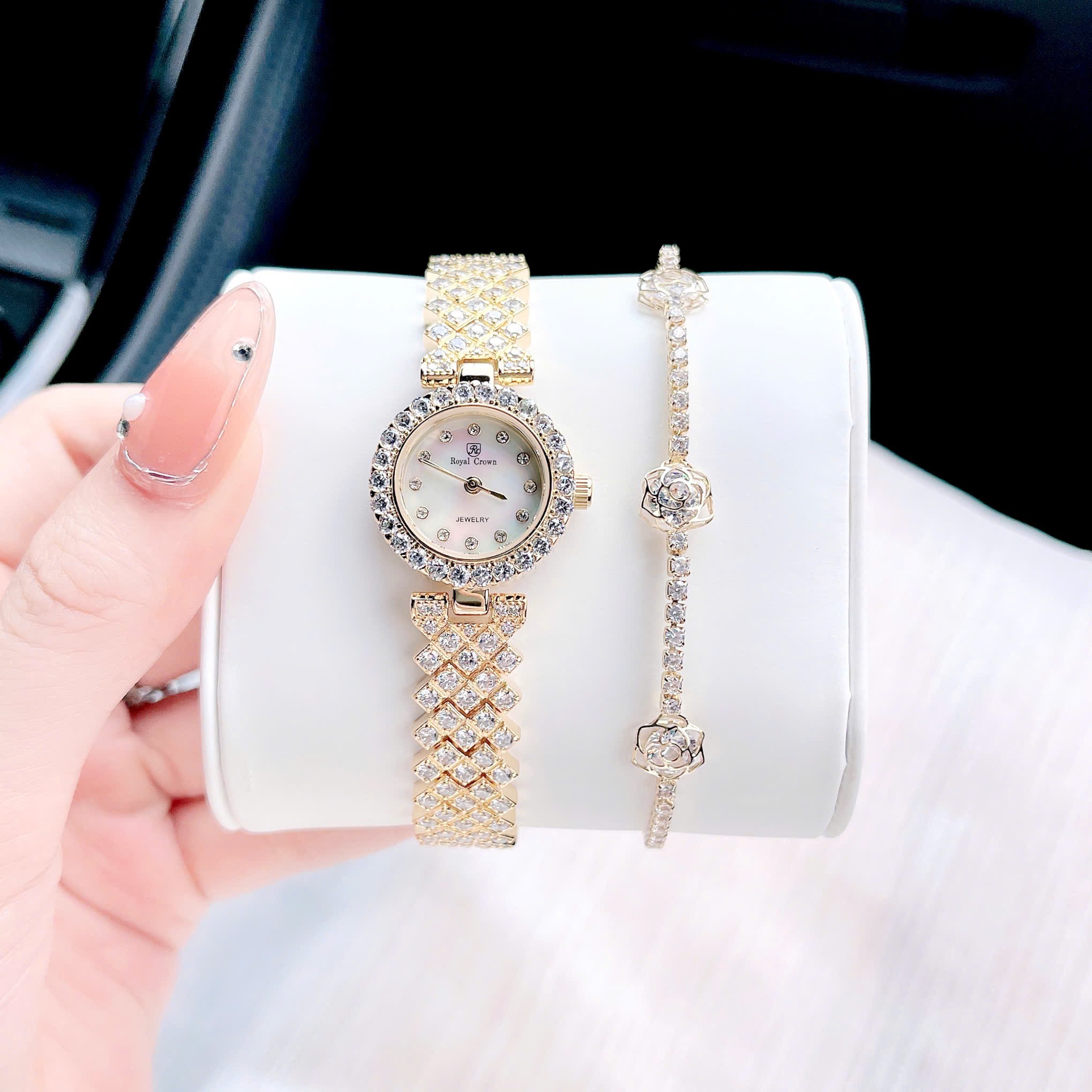 Đồng Hồ Royal Crown Mặt Tròn |Nữ Giới |Đính Đá |Dây Kim Loại Vàng Gold |Máy Pin (Quartz) |Size 24mm |donghogiatot.vn