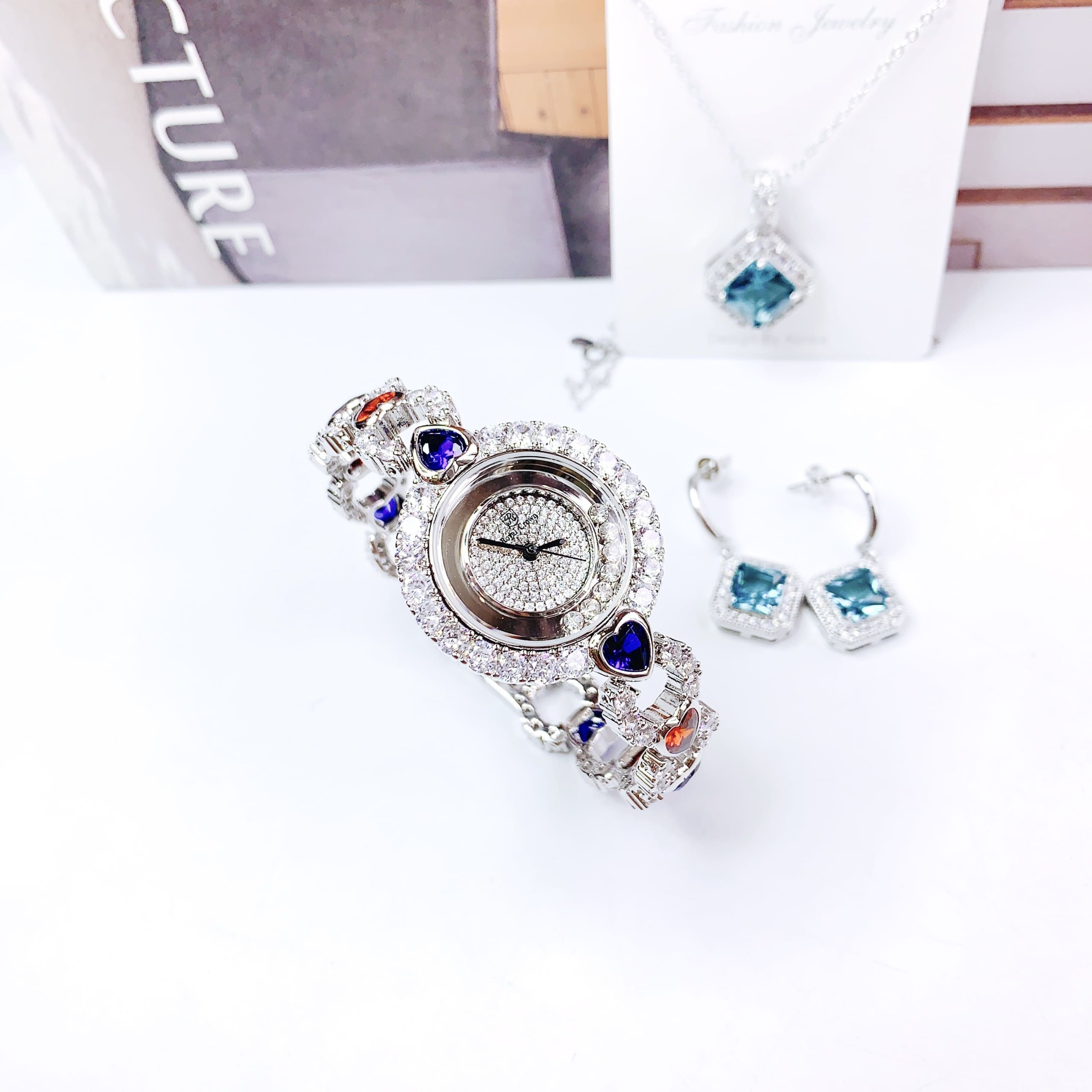 Đồng Hồ Royal Crown Mặt Tròn |Nữ Giới |Silver |Lắc Tay Đính Đá Trái Tim Xanh Đỏ |Máy Pin (Quartz) |Size 33mm |donghogiatot.vn