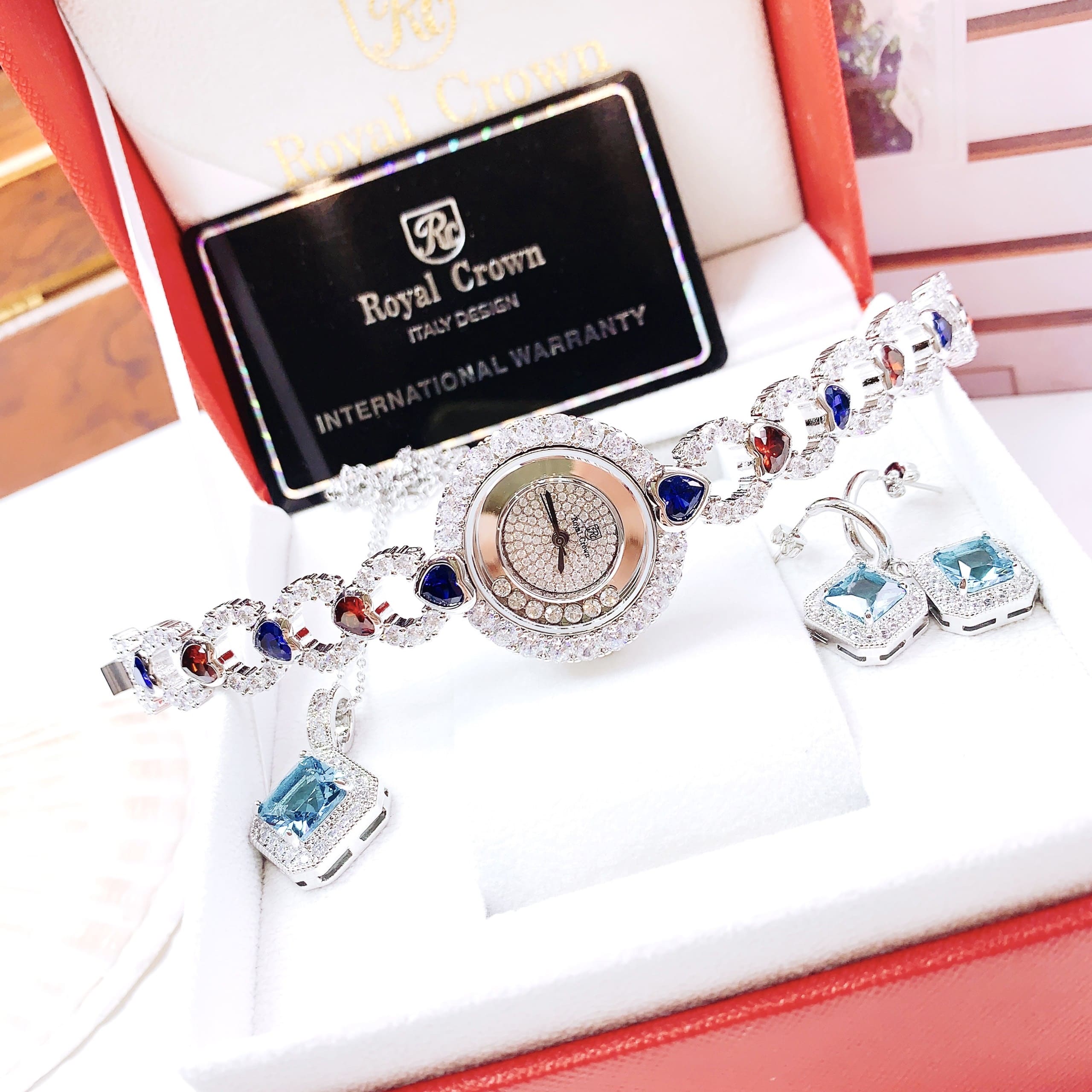 Đồng Hồ Royal Crown Mặt Tròn |Nữ Giới |Silver |Lắc Tay Đính Đá Trái Tim Xanh Đỏ |Máy Pin (Quartz) |Size 33mm |donghogiatot.vn