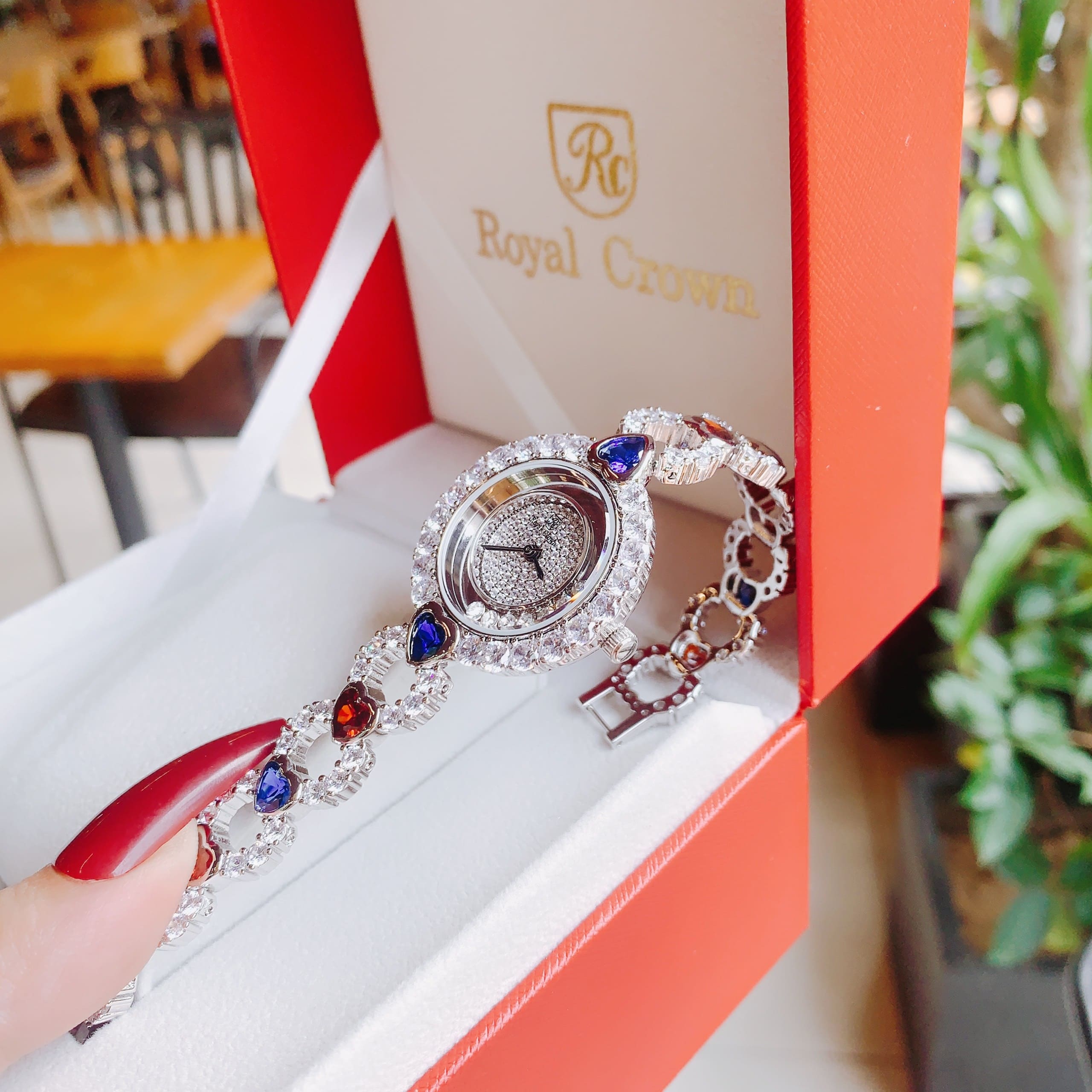 Đồng Hồ Royal Crown Mặt Tròn |Nữ Giới |Silver |Lắc Tay Đính Đá Trái Tim Xanh Đỏ |Máy Pin (Quartz) |Size 33mm |donghogiatot.vn