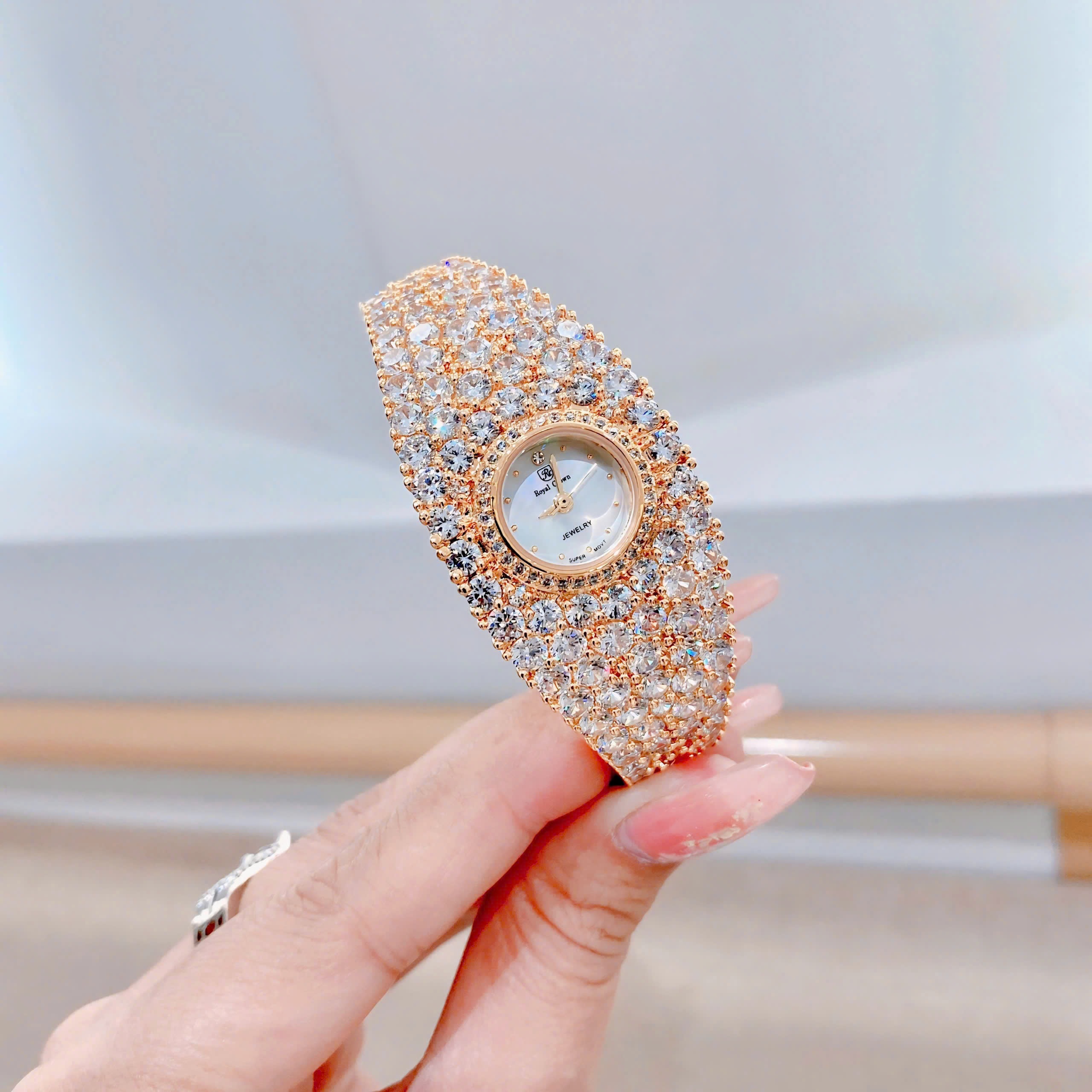 Đồng Hồ Royal Crown Mặt Tròn |Nữ Giới |Vàng Gold |Vòng Tay Full Đá Swarovski |Máy Pin (Quartz) |Size 34mm |donghogiatot.vn