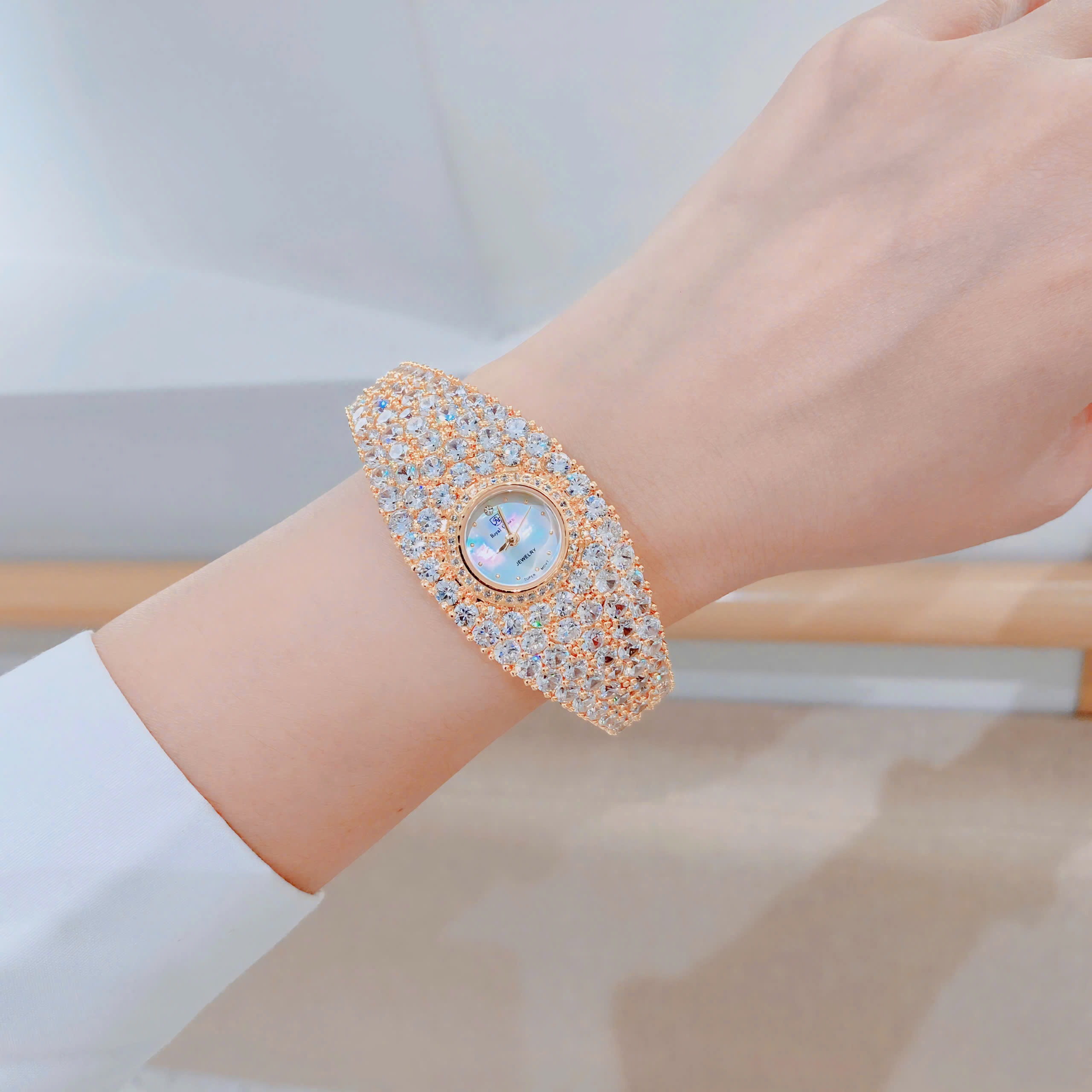 Đồng Hồ Royal Crown Mặt Tròn |Nữ Giới |Vàng Gold |Vòng Tay Full Đá Swarovski |Máy Pin (Quartz) |Size 34mm |donghogiatot.vn