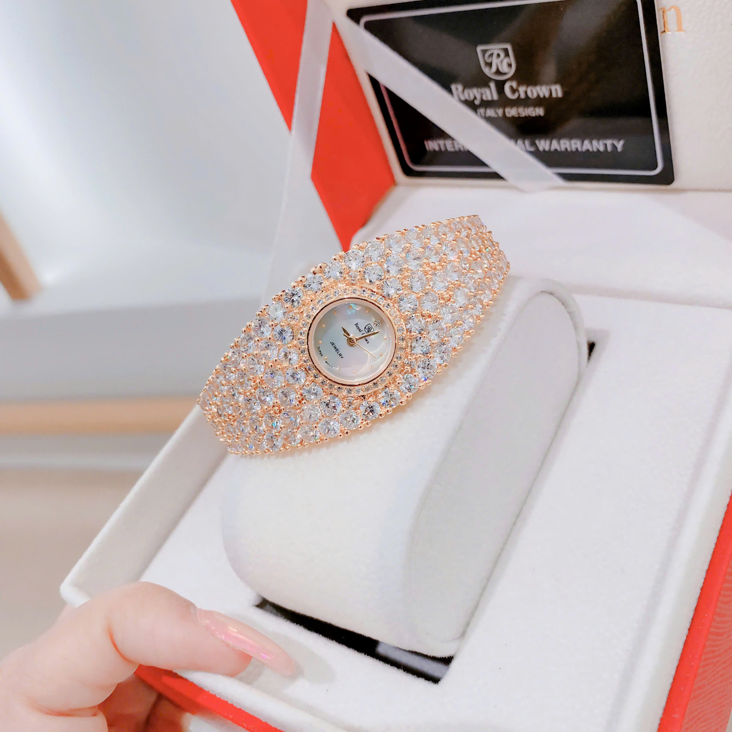 Đồng Hồ Royal Crown Mặt Tròn |Nữ Giới |Vàng Gold |Vòng Tay Full Đá Swarovski |Máy Pin (Quartz) |Size 34mm |donghogiatot.vn