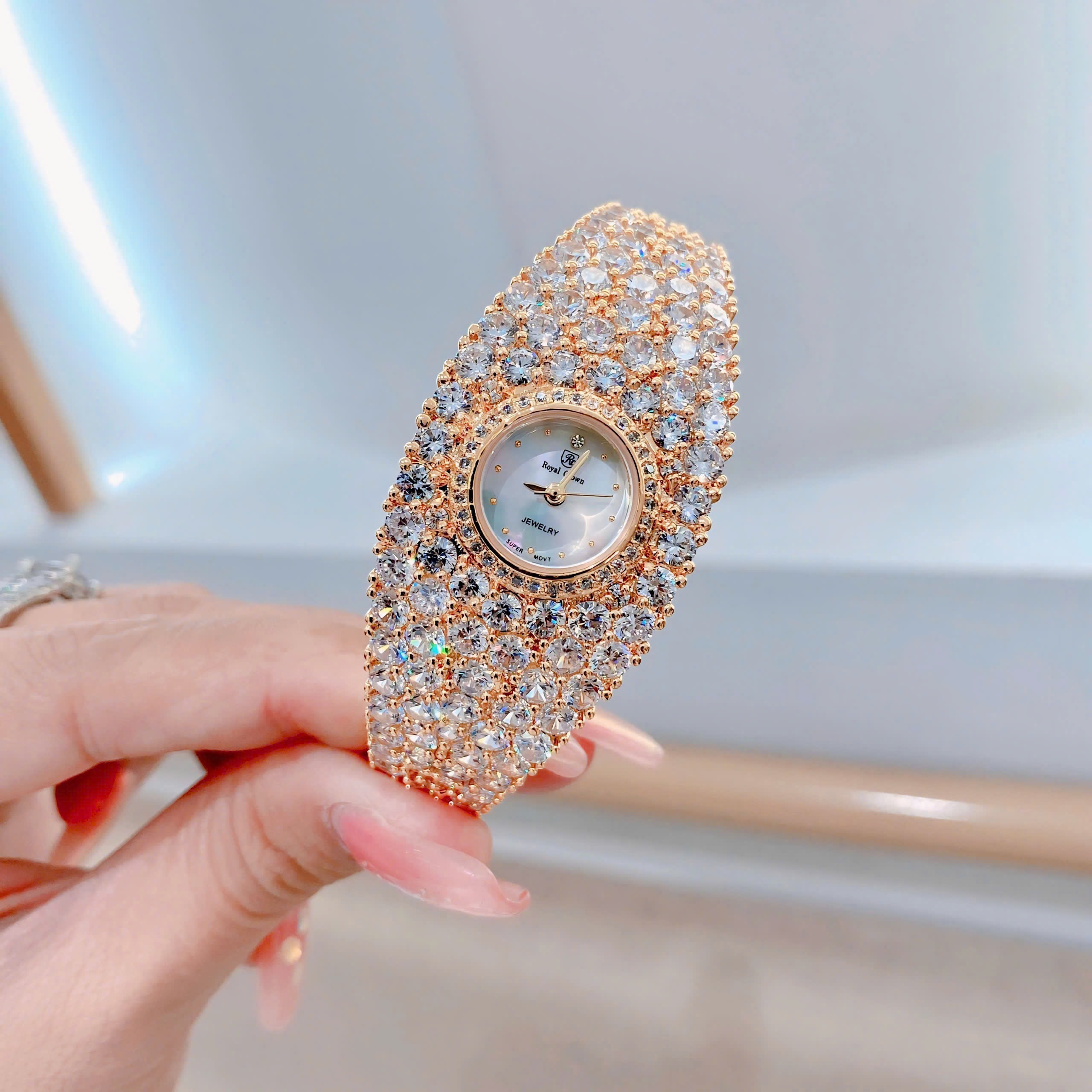Đồng Hồ Royal Crown Mặt Tròn |Nữ Giới |Vàng Gold |Vòng Tay Full Đá Swarovski |Máy Pin (Quartz) |Size 34mm |donghogiatot.vn