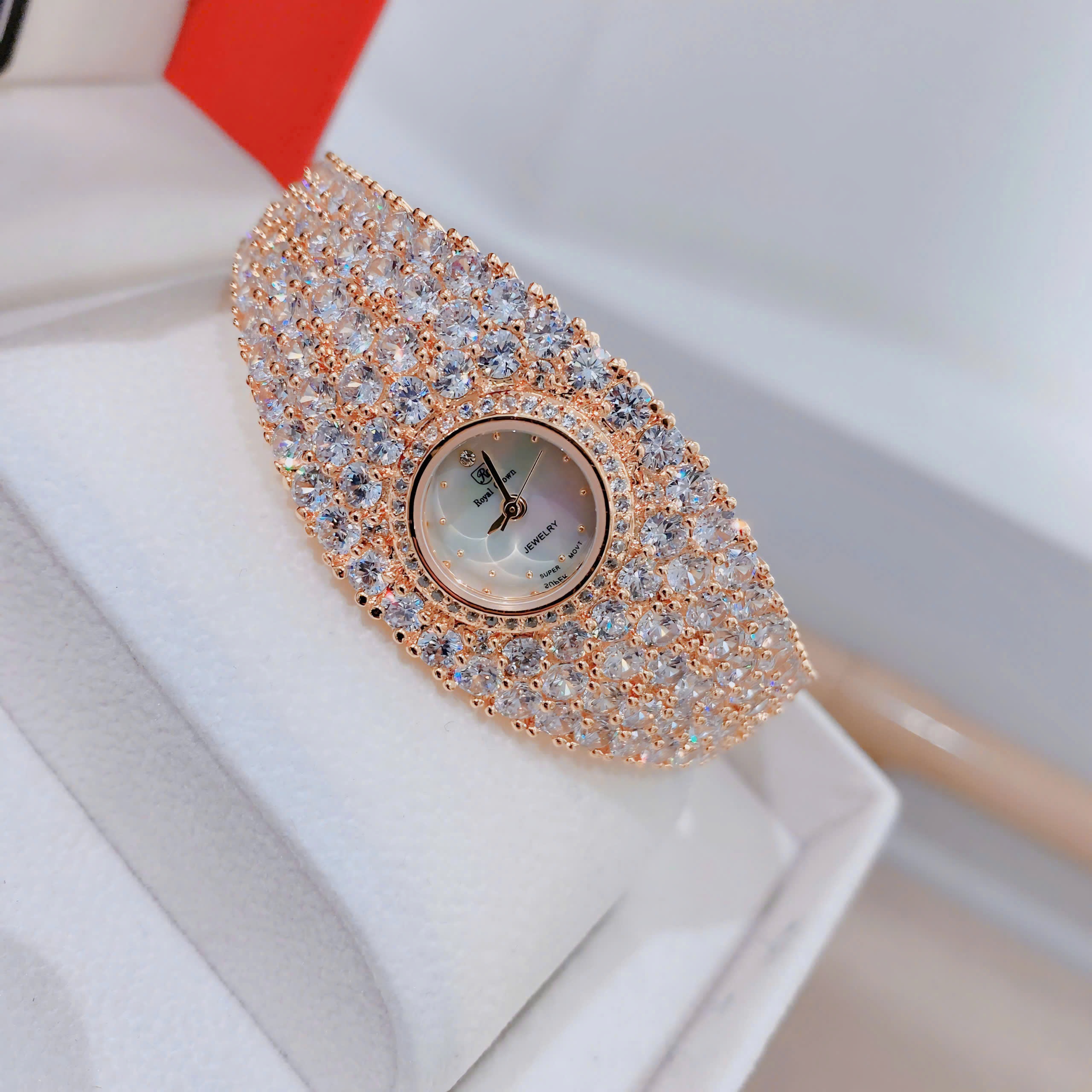 Đồng Hồ Royal Crown Mặt Tròn |Nữ Giới |Vàng Gold |Vòng Tay Full Đá Swarovski |Máy Pin (Quartz) |Size 34mm |donghogiatot.vn