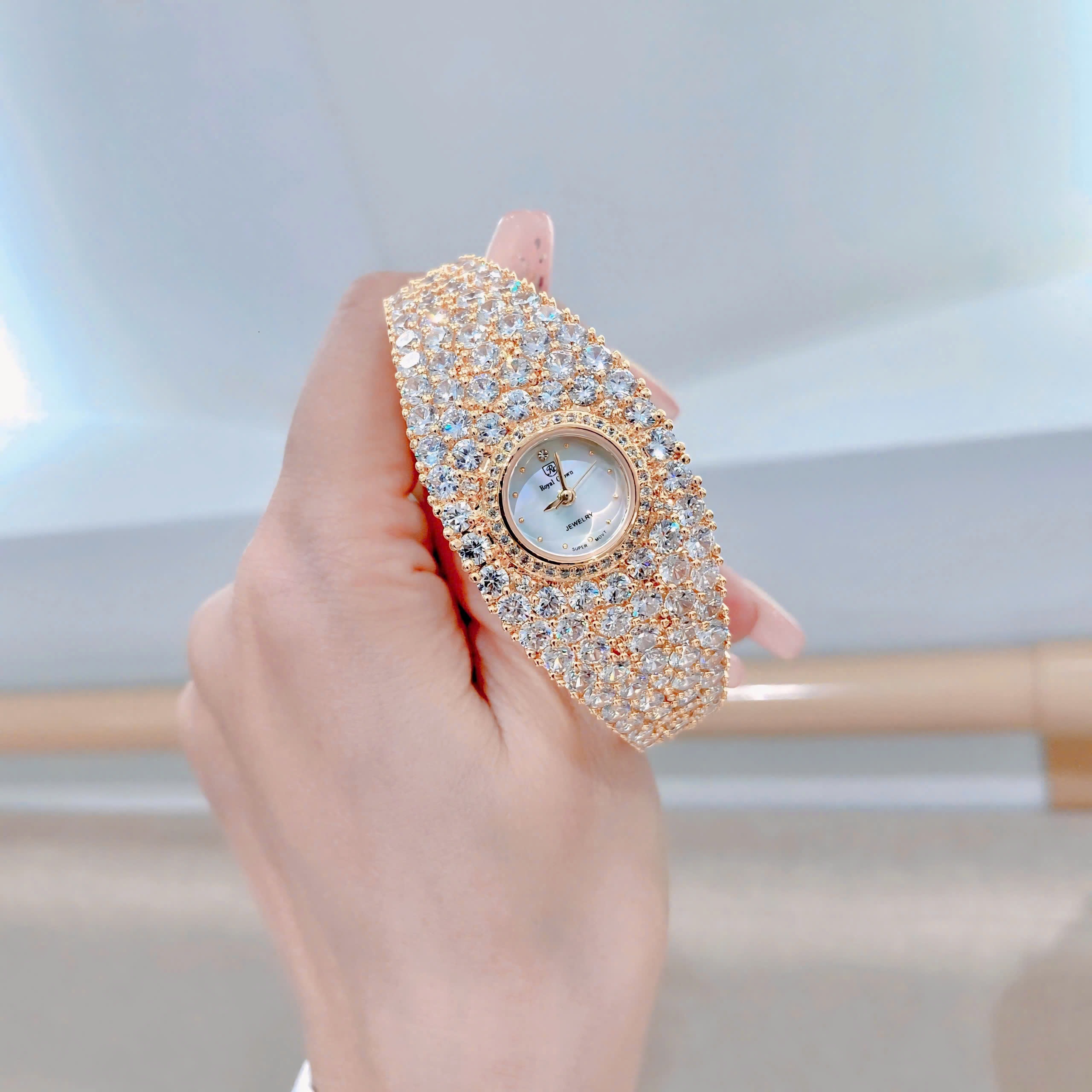 Đồng Hồ Royal Crown Mặt Tròn |Nữ Giới |Vàng Gold |Vòng Tay Full Đá Swarovski |Máy Pin (Quartz) |Size 34mm |donghogiatot.vn