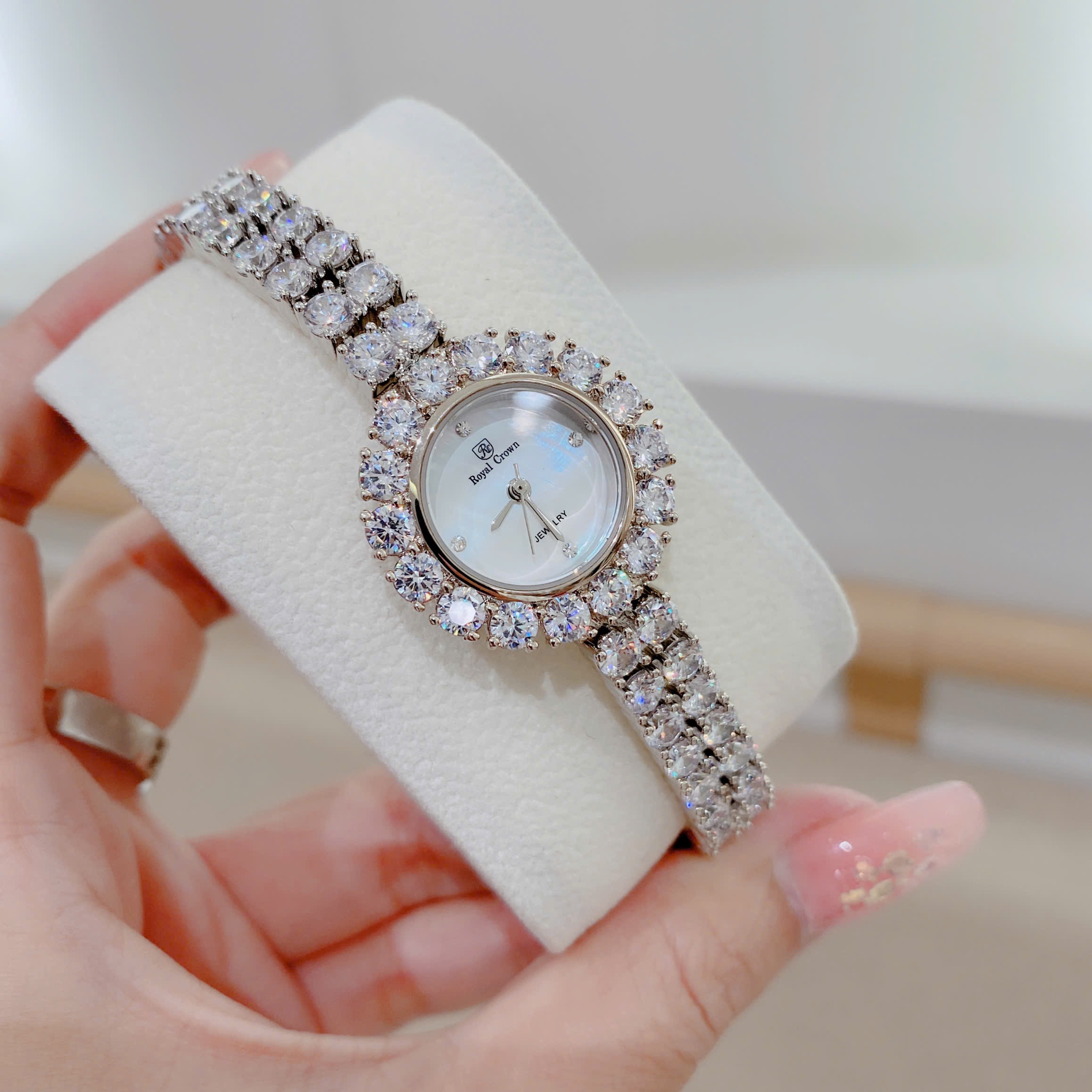 Đồng Hồ Royal Crown Mặt Xà Cừ |Nữ Giới |Silver |Dây Kim Loại Đính Đá |Máy Pin (Quartz) |Size 24mm |donghogiatot.vn