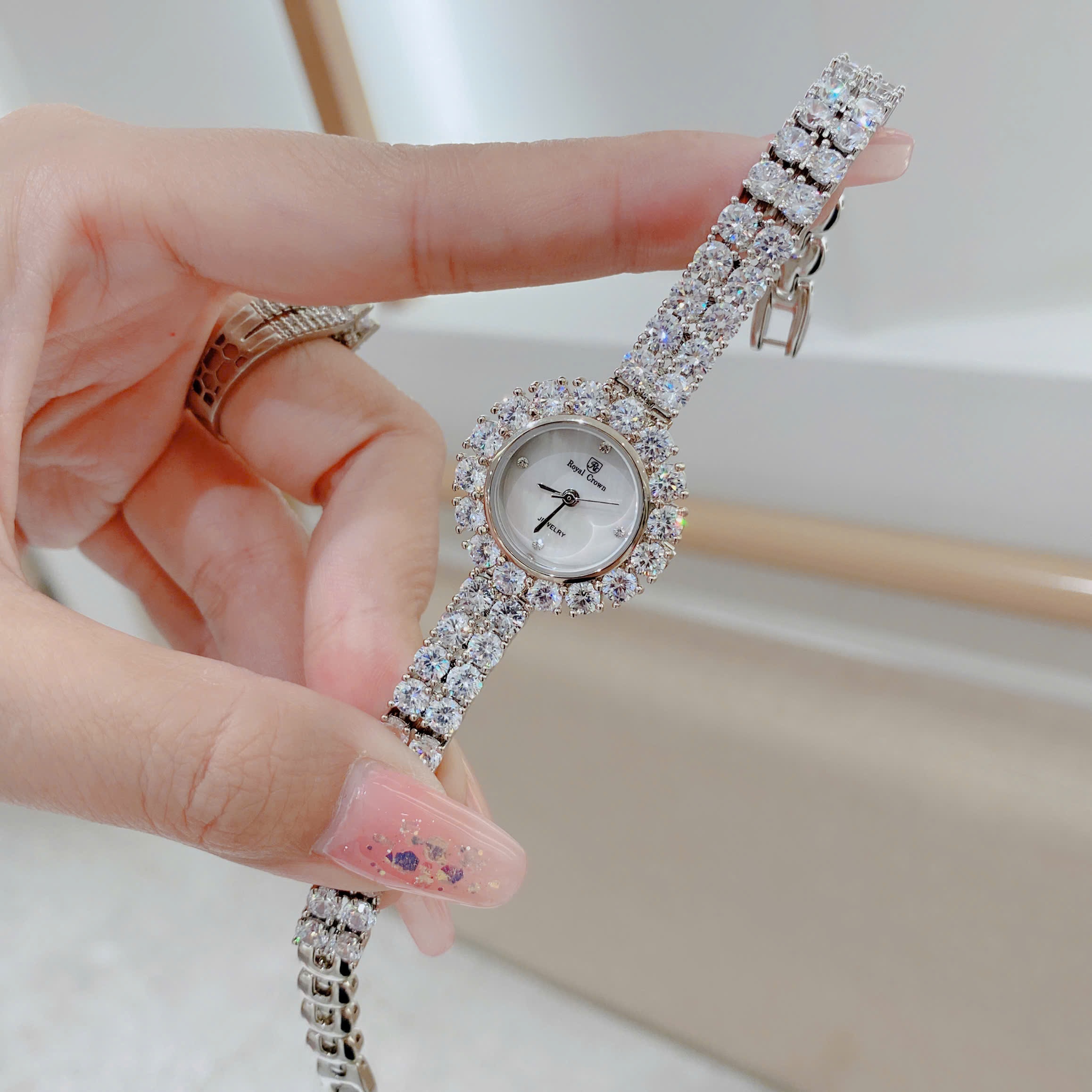 Đồng Hồ Royal Crown Mặt Xà Cừ |Nữ Giới |Silver |Dây Kim Loại Đính Đá |Máy Pin (Quartz) |Size 24mm |donghogiatot.vn