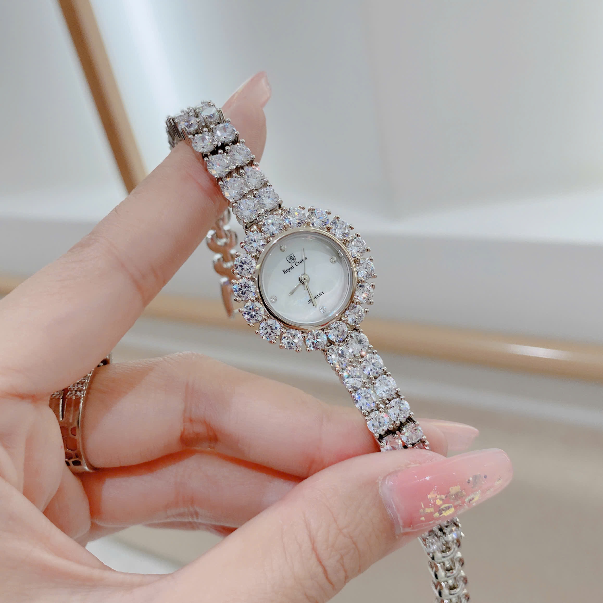 Đồng Hồ Royal Crown Mặt Xà Cừ |Nữ Giới |Silver |Dây Kim Loại Đính Đá |Máy Pin (Quartz) |Size 24mm |donghogiatot.vn