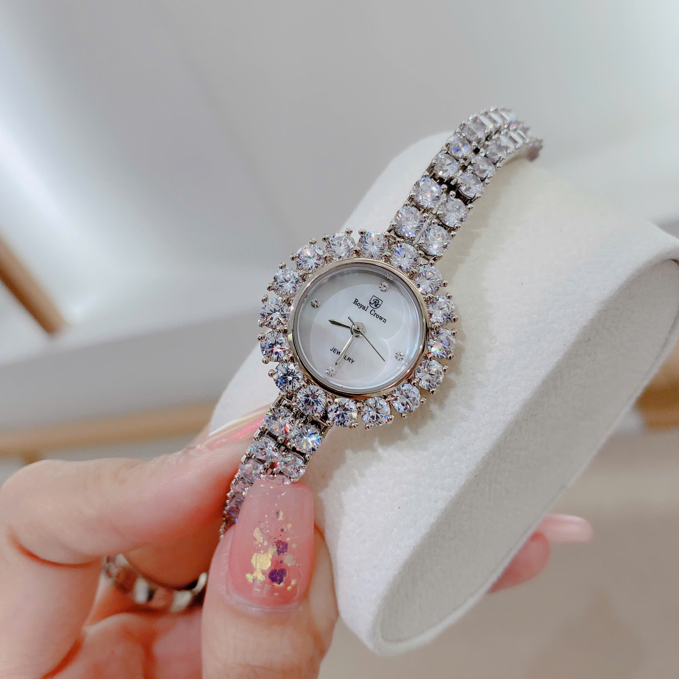 Đồng Hồ Royal Crown Mặt Xà Cừ |Nữ Giới |Silver |Dây Kim Loại Đính Đá |Máy Pin (Quartz) |Size 24mm |donghogiatot.vn