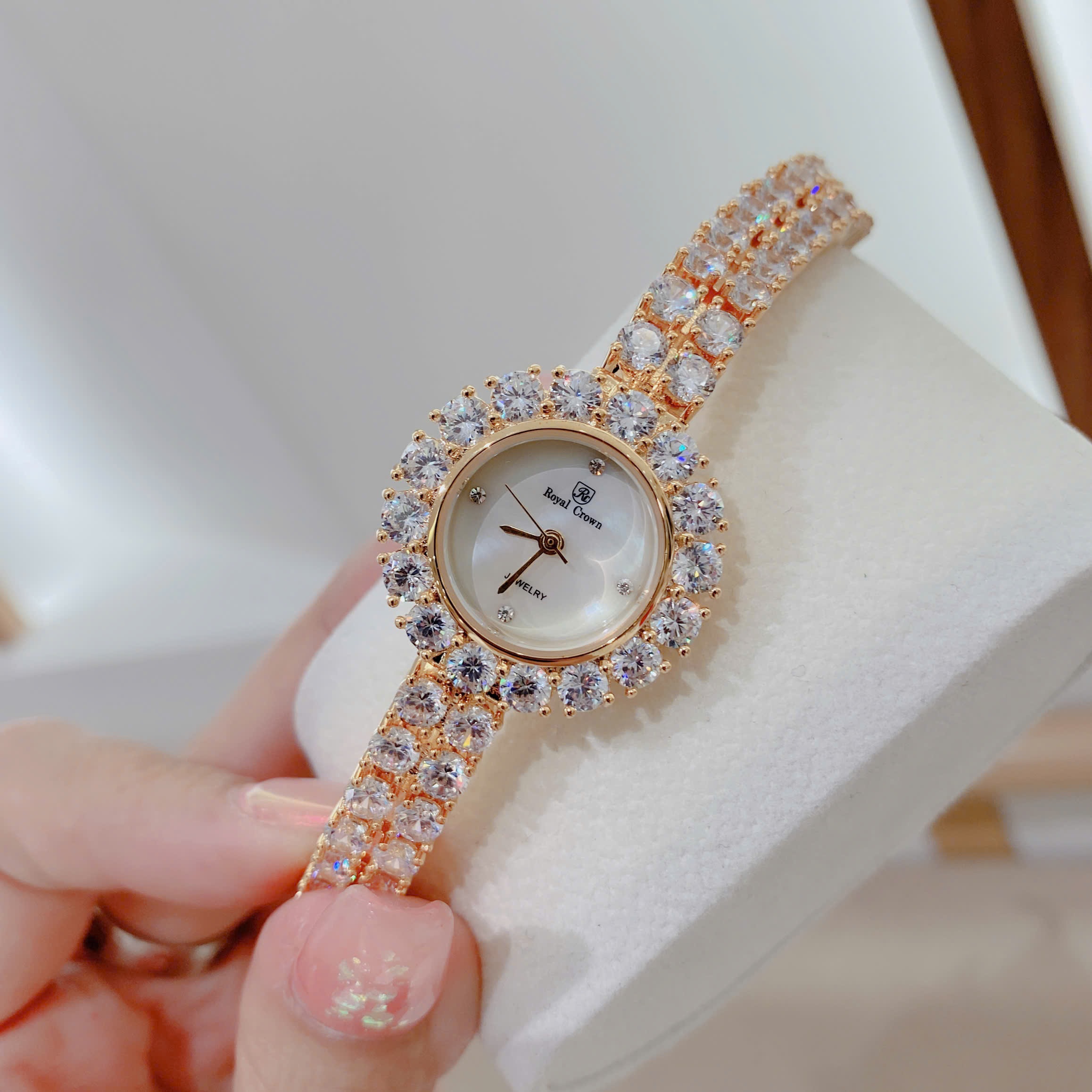 Đồng Hồ Royal Crown Mặt Xà Cừ |Nữ Giới |Vàng Gold |Dây Kim Loại Đính Đá |Máy Pin (Quartz) |Size 24mm |donghogiatot.vn