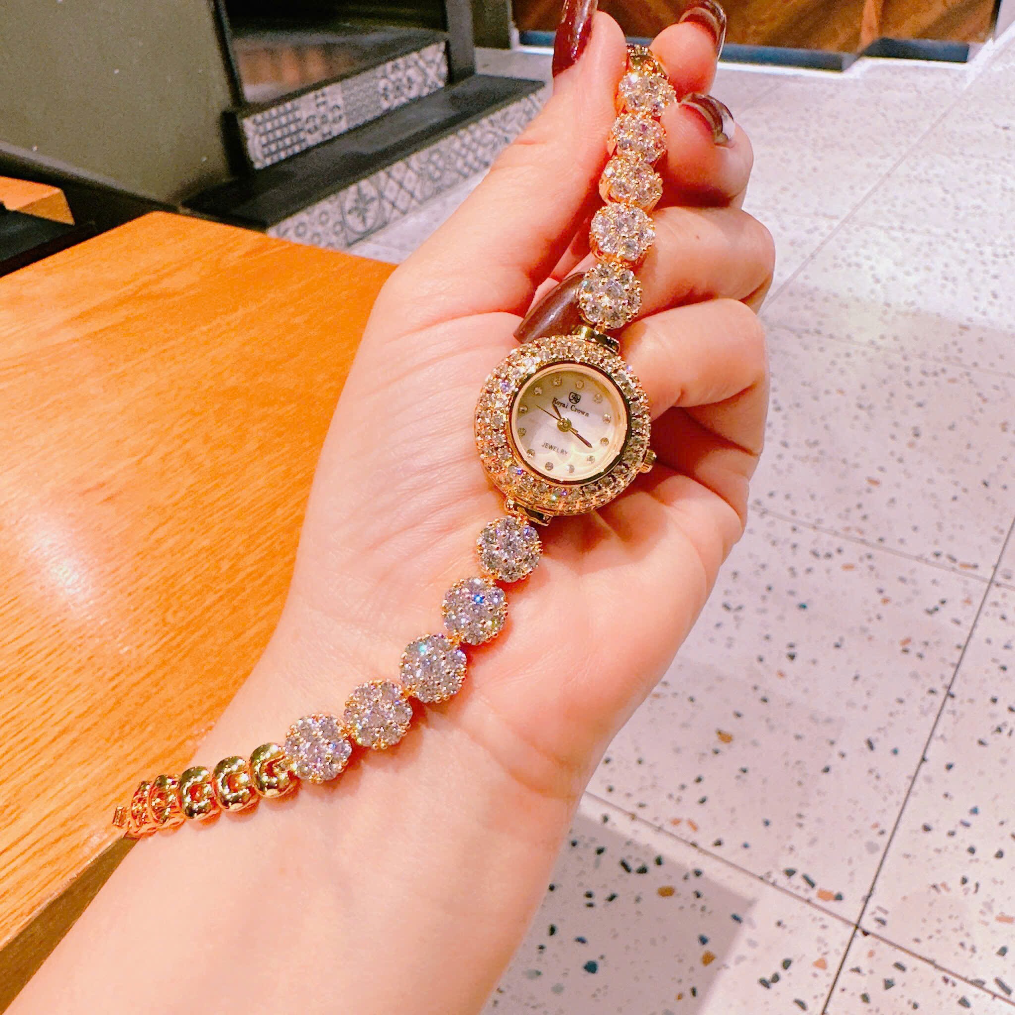 Đồng Hồ Royal Crown Mặt Tròn |Nữ Giới |Vàng Gold |Dây Đính Đá Hoa Mai |Máy Pin (Quartz) |Size 28mm |donghogiatot.vn