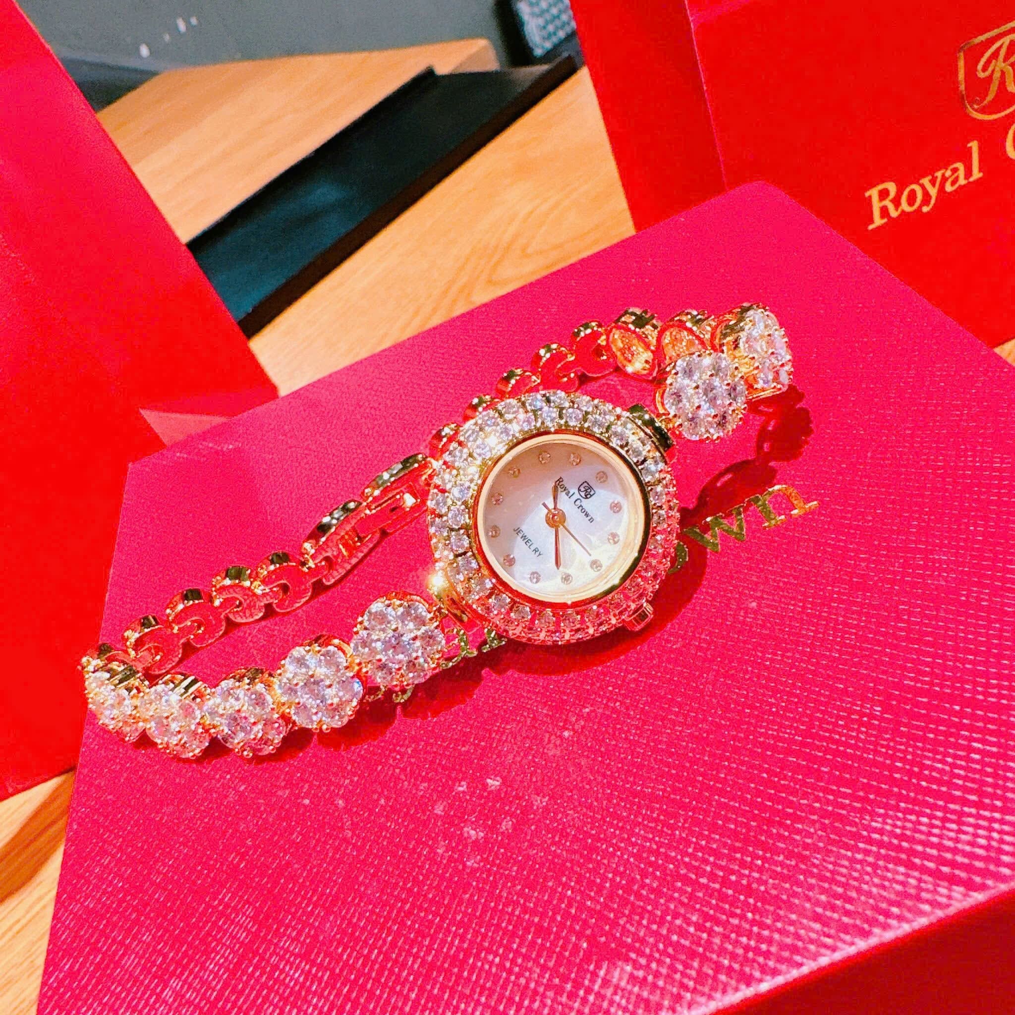 Đồng Hồ Royal Crown Mặt Tròn |Nữ Giới |Vàng Gold |Dây Đính Đá Hoa Mai |Máy Pin (Quartz) |Size 28mm |donghogiatot.vn