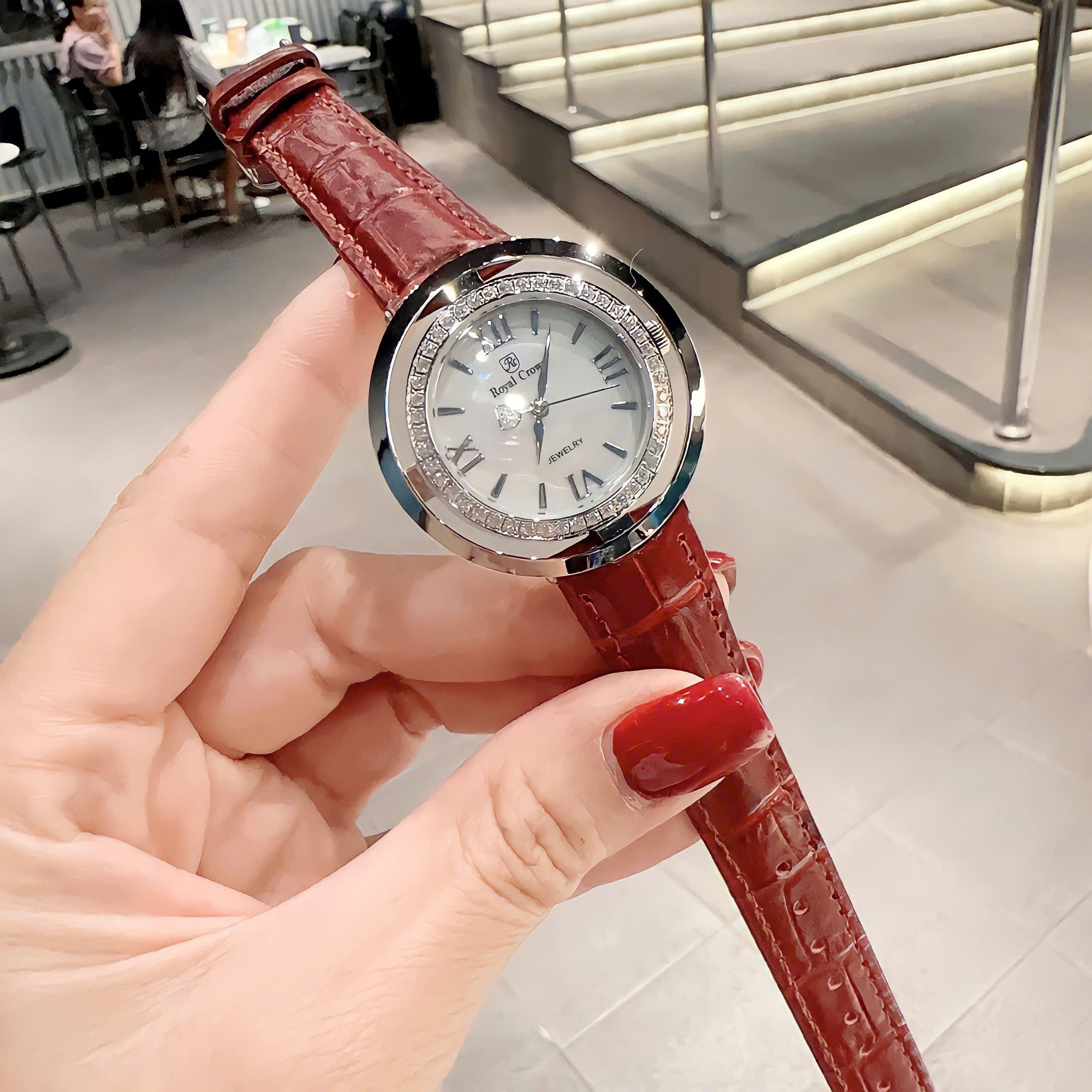 Đồng Hồ Royal Crown Mặt Xà Cừ Trắng |Nữ Giới |Đính Đá |Dây Da Đỏ Mận |Máy Pin (Quartz) |Size 36mm |donghogiatot.vn