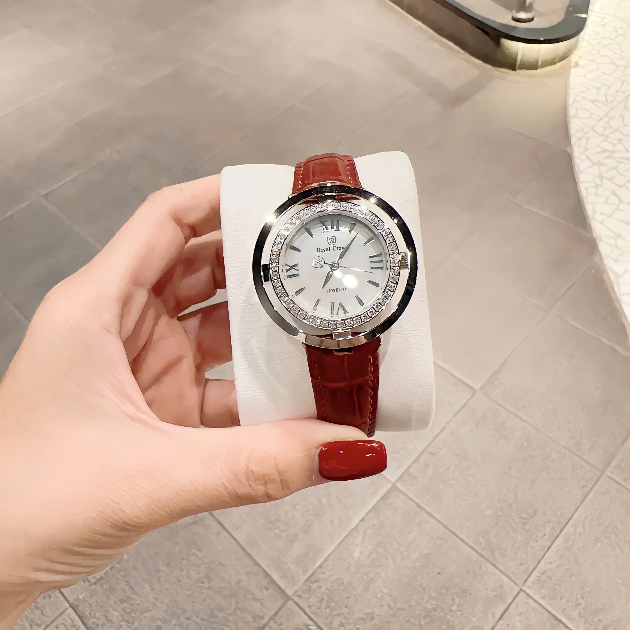 Đồng Hồ Royal Crown Mặt Xà Cừ Trắng |Nữ Giới |Đính Đá |Dây Da Đỏ Mận |Máy Pin (Quartz) |Size 36mm |donghogiatot.vn