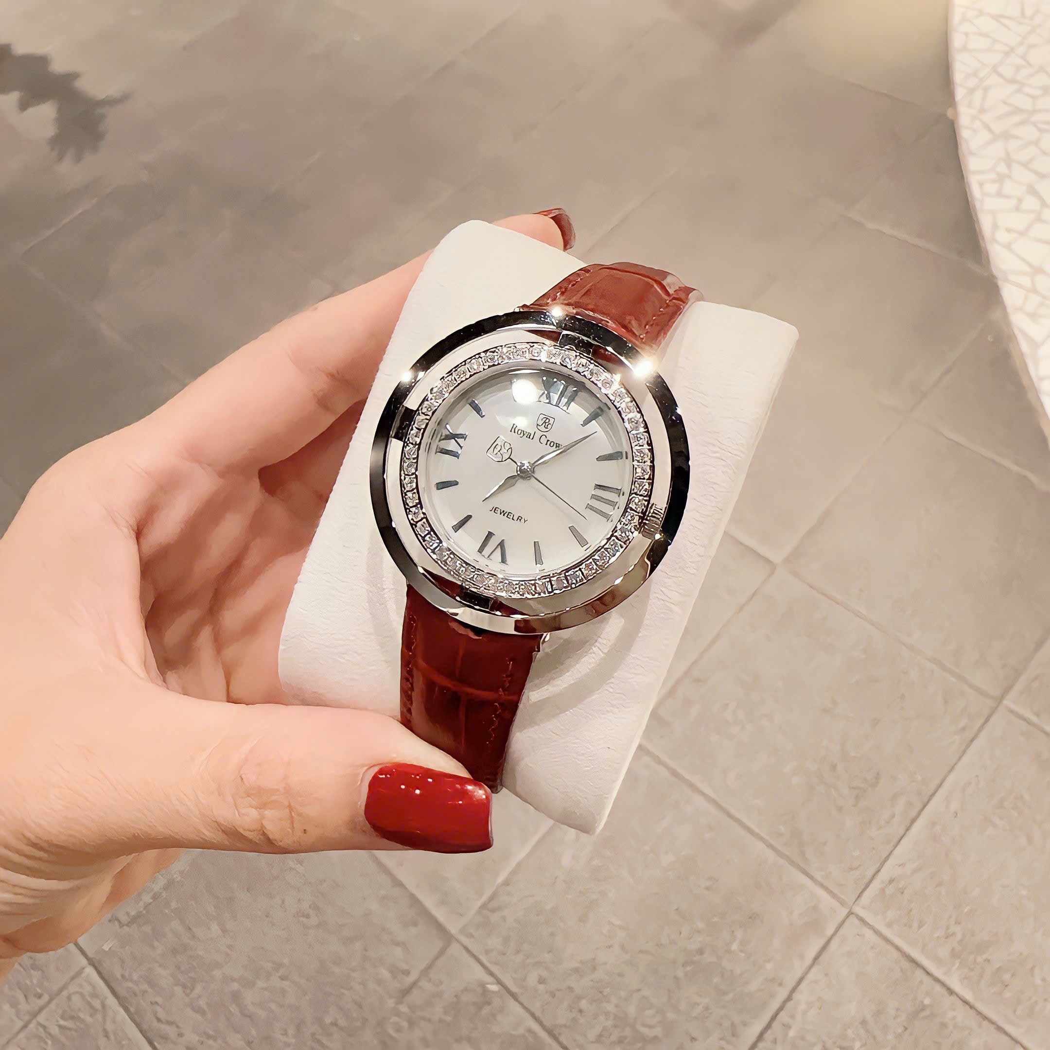 Đồng Hồ Royal Crown Mặt Xà Cừ Trắng |Nữ Giới |Đính Đá |Dây Da Đỏ Mận |Máy Pin (Quartz) |Size 36mm |donghogiatot.vn