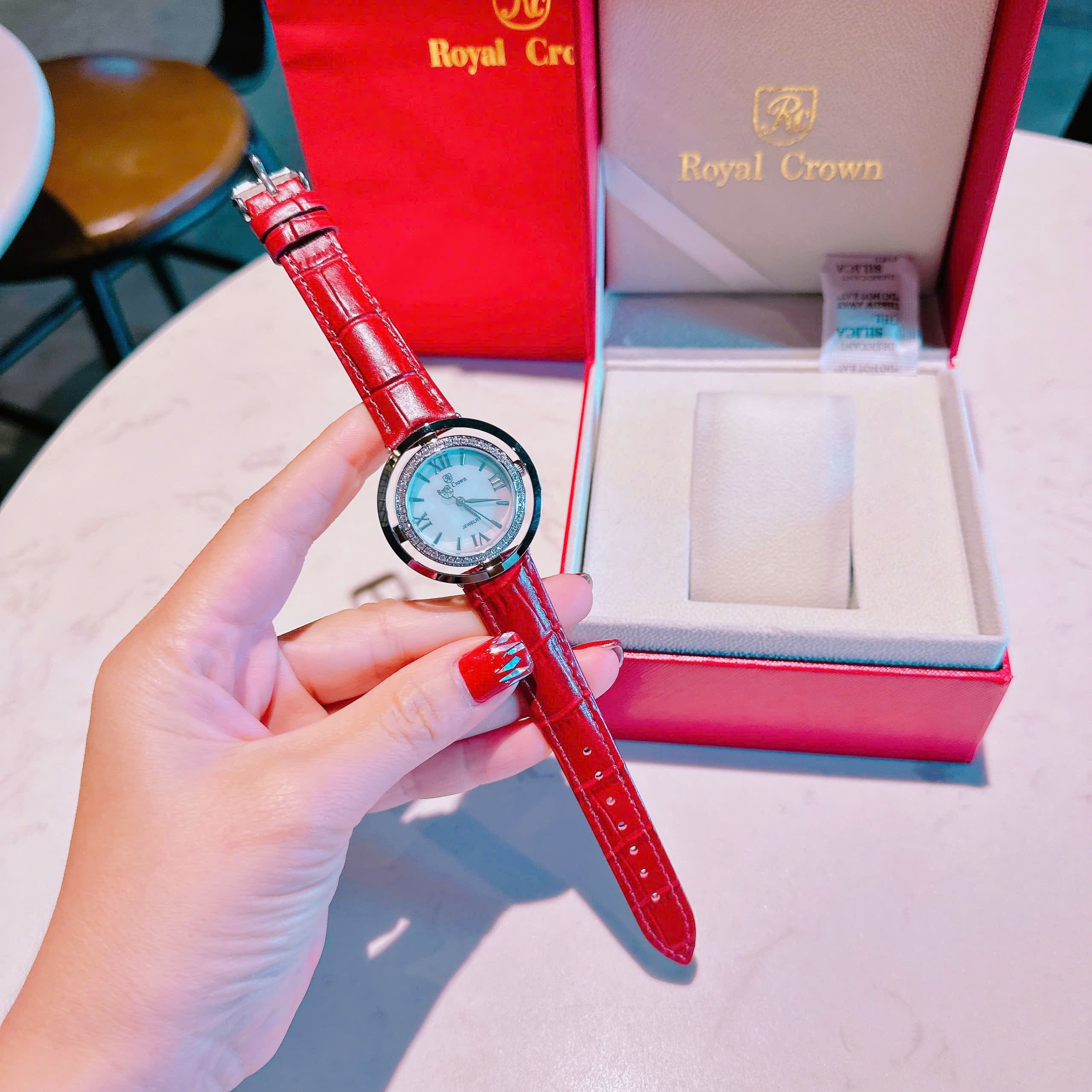 Đồng Hồ Royal Crown Mặt Xà Cừ Trắng |Nữ Giới |Đính Đá |Dây Da Đỏ |Máy Pin (Quartz) |Size 36mm |donghogiatot.vn