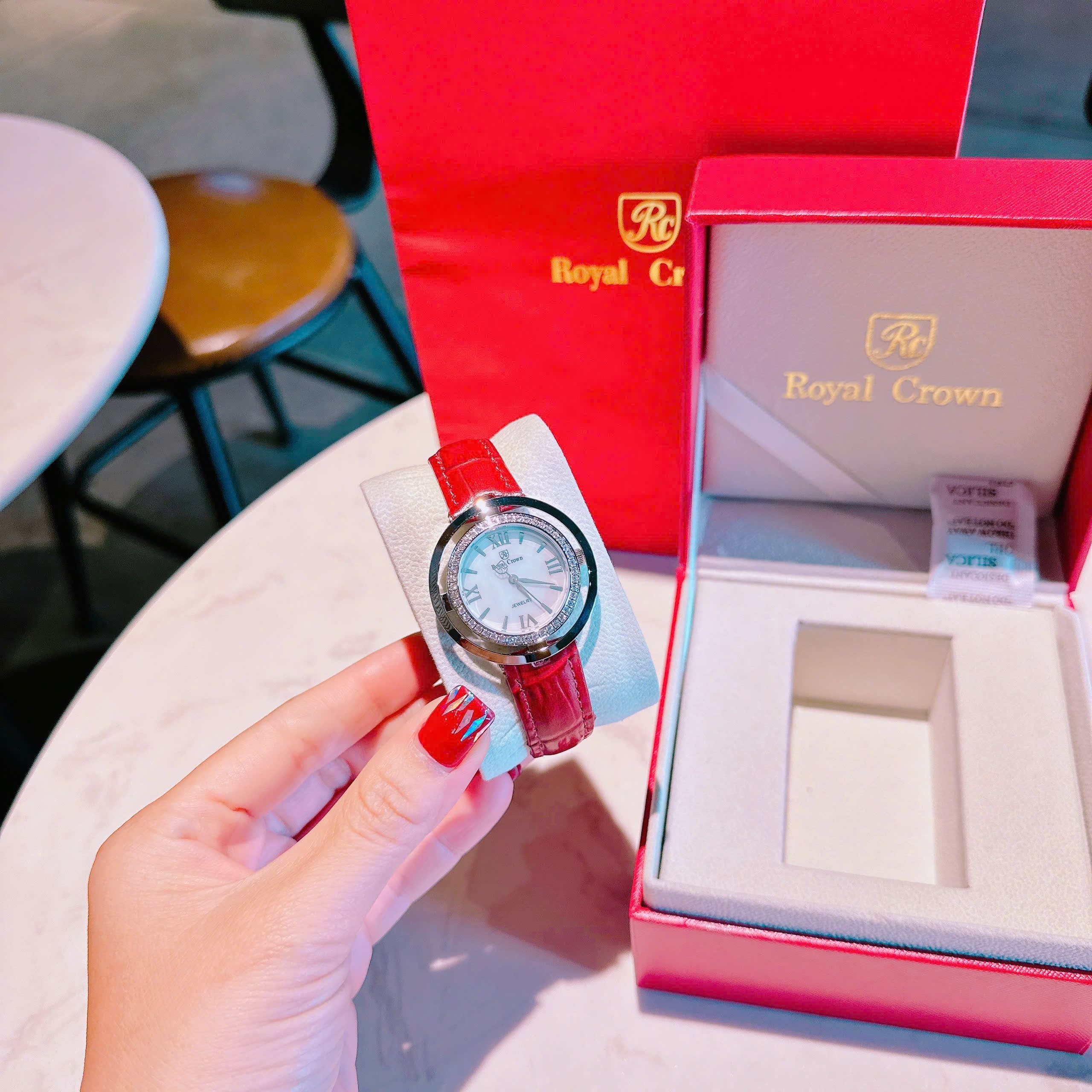 Đồng Hồ Royal Crown Mặt Xà Cừ Trắng |Nữ Giới |Đính Đá |Dây Da Đỏ |Máy Pin (Quartz) |Size 36mm |donghogiatot.vn