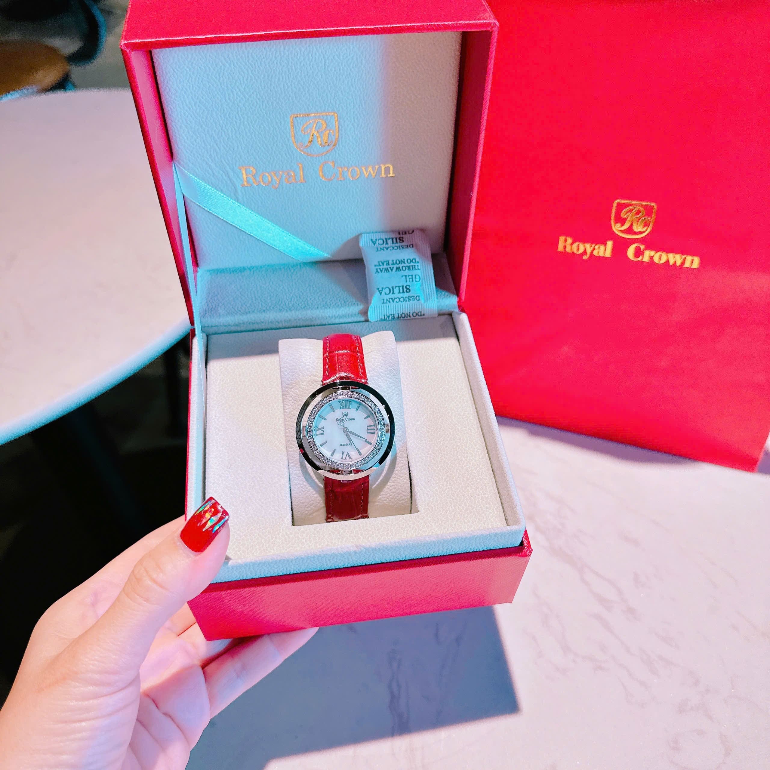 Đồng Hồ Royal Crown Mặt Xà Cừ Trắng |Nữ Giới |Đính Đá |Dây Da Đỏ |Máy Pin (Quartz) |Size 36mm |donghogiatot.vn