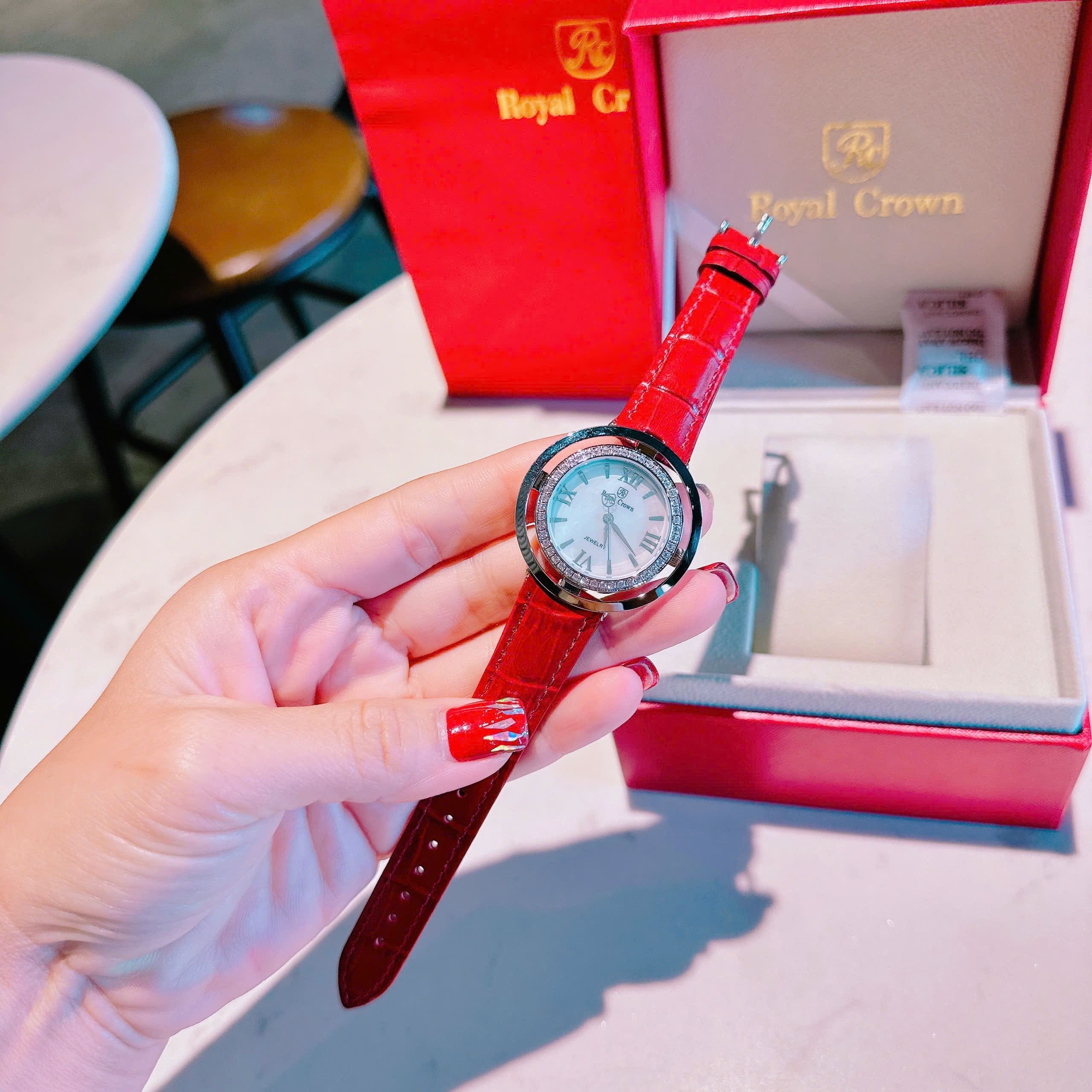 Đồng Hồ Royal Crown Mặt Xà Cừ Trắng |Nữ Giới |Đính Đá |Dây Da Đỏ |Máy Pin (Quartz) |Size 36mm |donghogiatot.vn