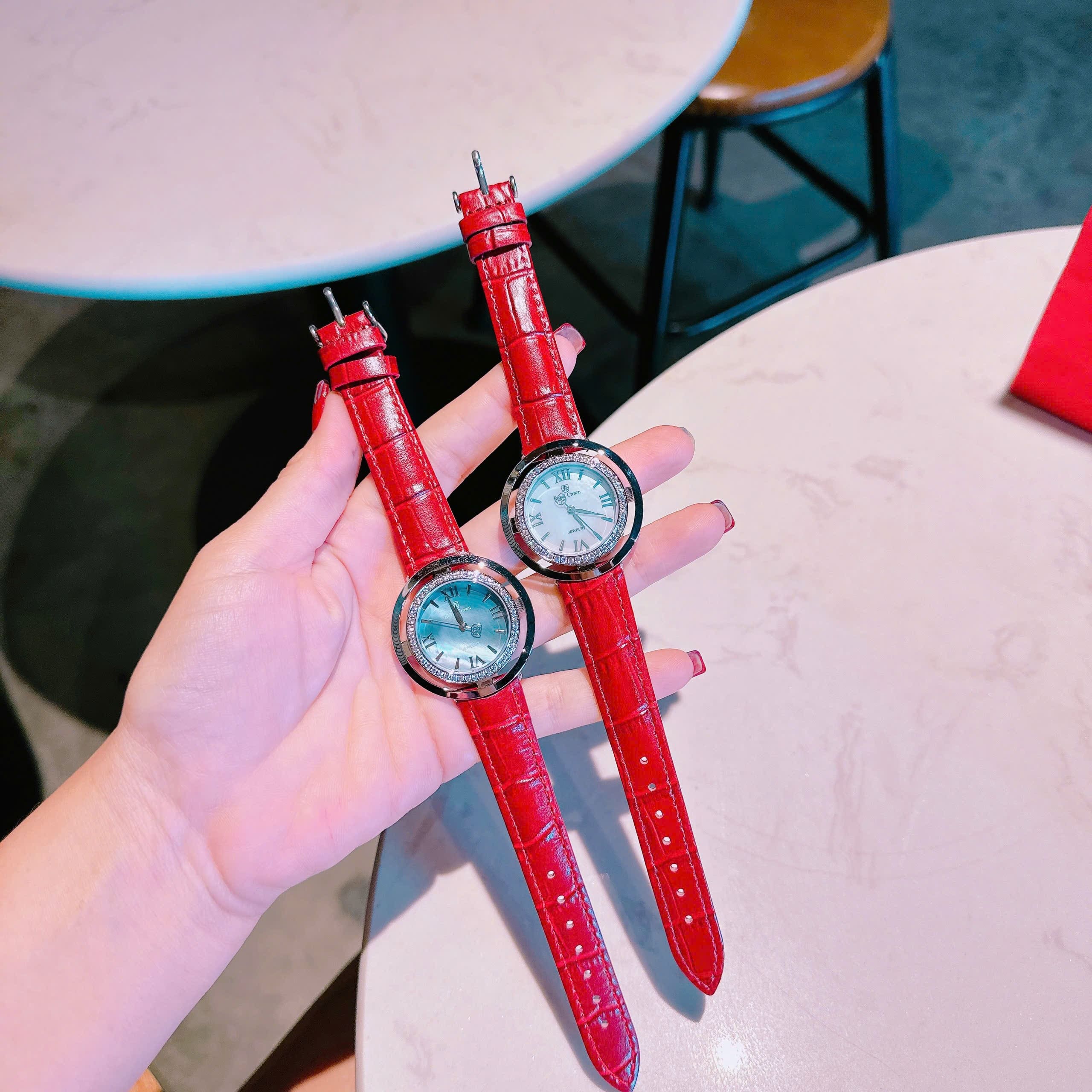 Đồng Hồ Royal Crown Mặt Xà Cừ Trắng |Nữ Giới |Đính Đá |Dây Da Đỏ |Máy Pin (Quartz) |Size 36mm |donghogiatot.vn