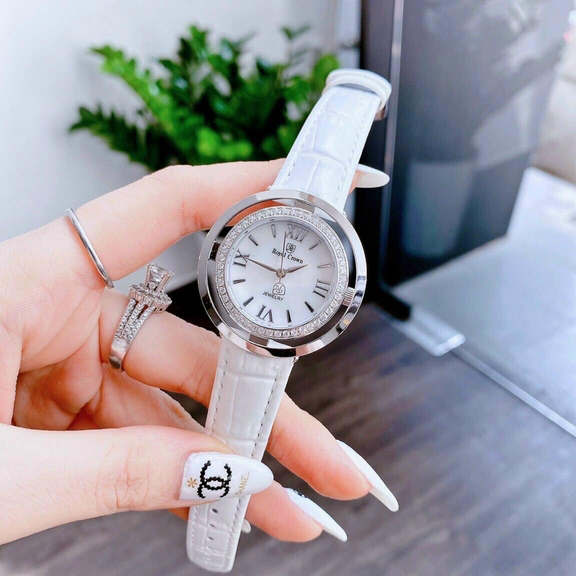 Đồng Hồ Royal Crown Mặt Xà Cừ Trắng |Nữ Giới |Đính Đá |Dây Da Trắng |Máy Pin (Quartz) |Size 36mm |donghogiatot.vn