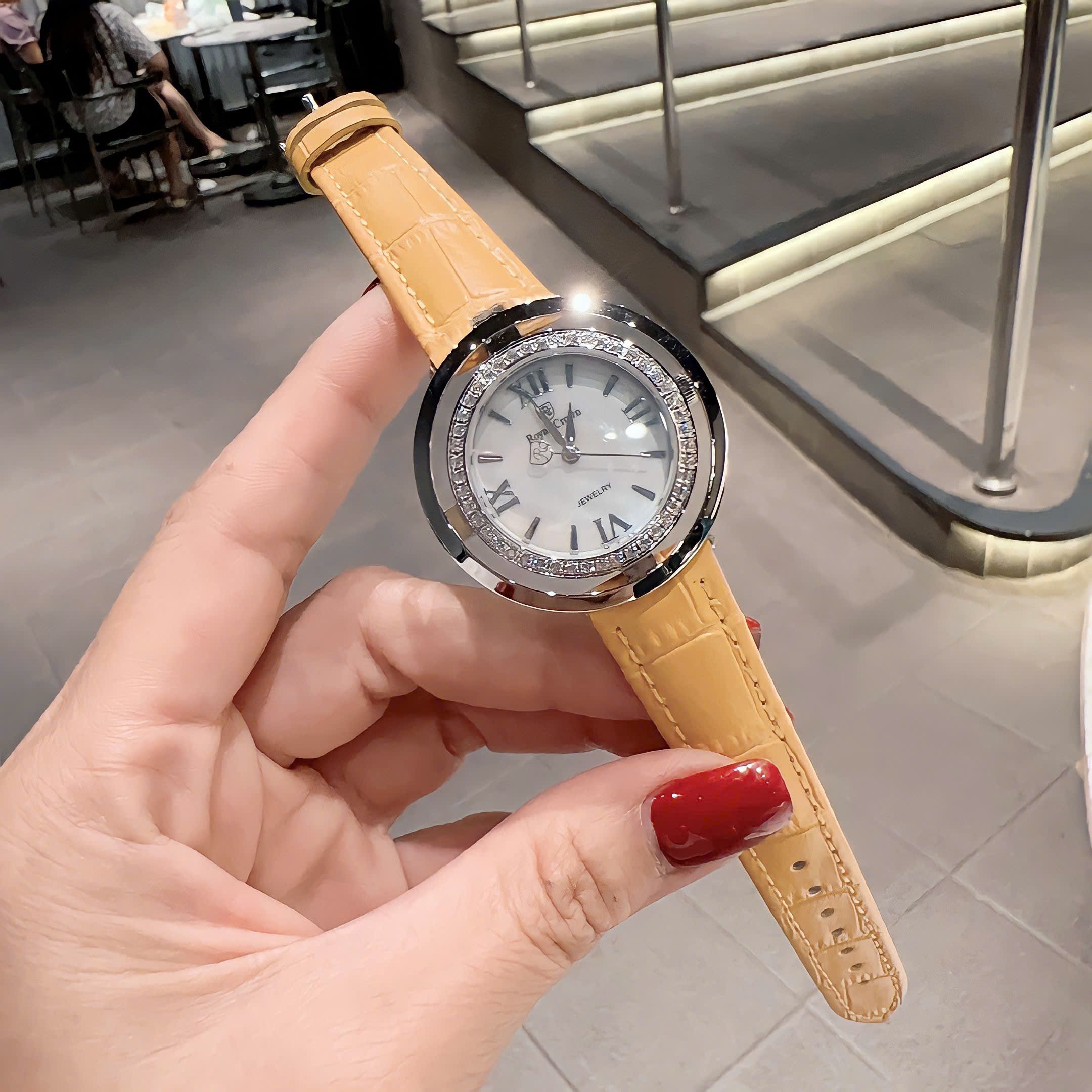Đồng Hồ Royal Crown Mặt Xà Cừ Trắng |Nữ Giới |Đính Đá |Dây Da Vàng |Máy Pin (Quartz) |Size 36mm |donghogiatot.vn