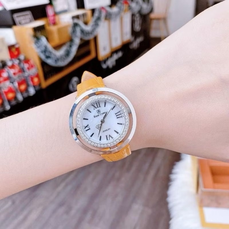 Đồng Hồ Royal Crown Mặt Xà Cừ Trắng |Nữ Giới |Đính Đá |Dây Da Vàng |Máy Pin (Quartz) |Size 36mm |donghogiatot.vn