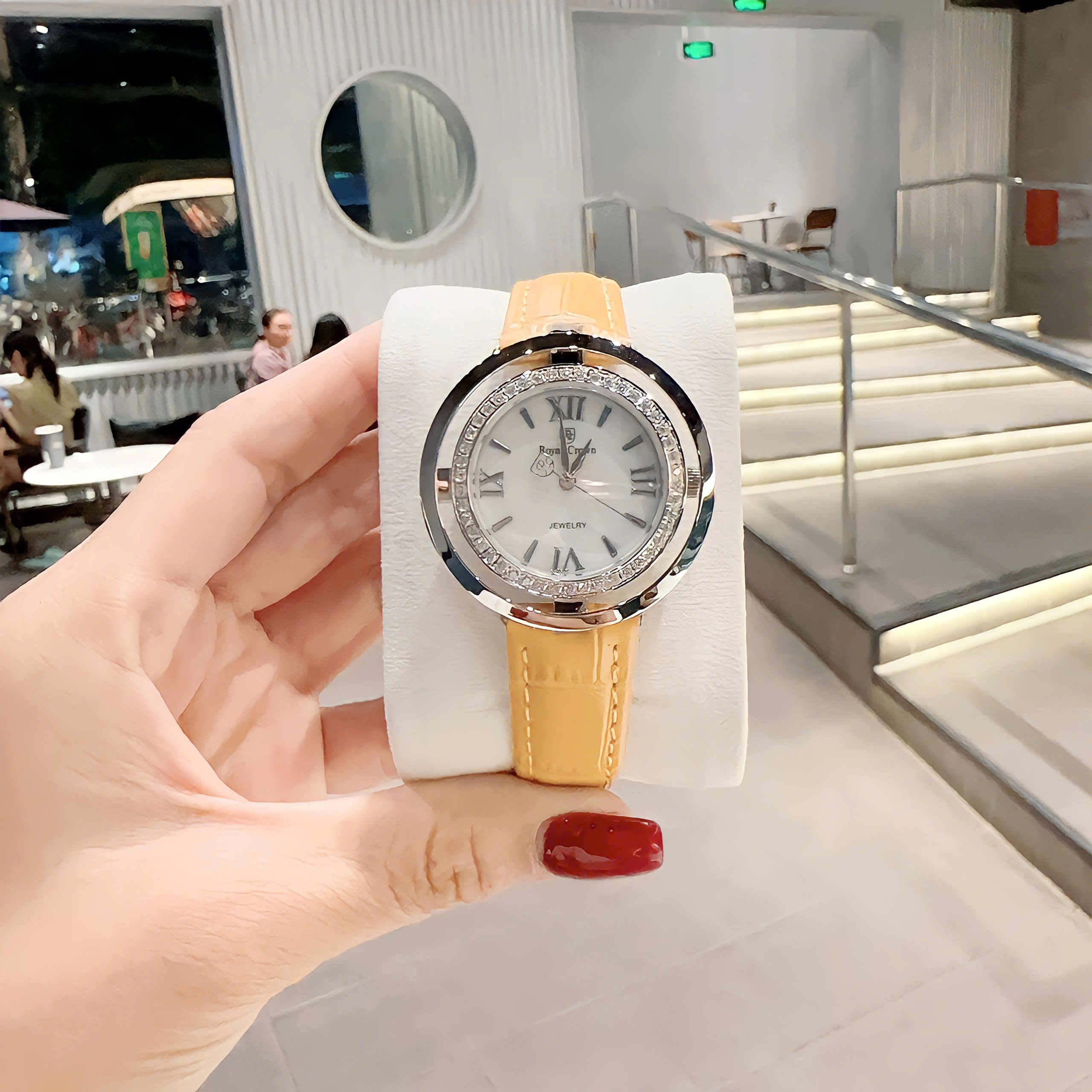 Đồng Hồ Royal Crown Mặt Xà Cừ Trắng |Nữ Giới |Đính Đá |Dây Da Vàng |Máy Pin (Quartz) |Size 36mm |donghogiatot.vn