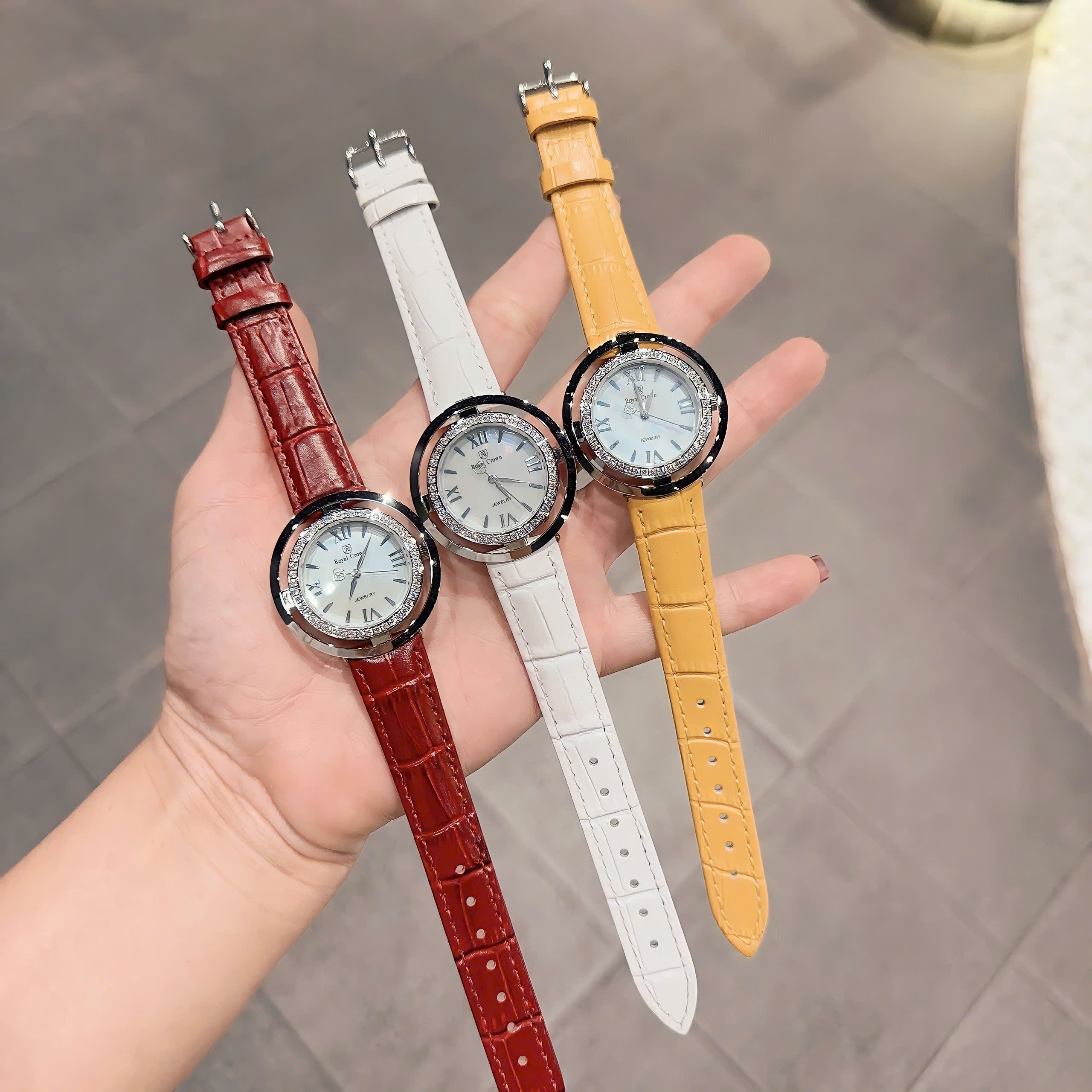 Đồng Hồ Royal Crown Mặt Xà Cừ Trắng |Nữ Giới |Đính Đá |Dây Da Vàng |Máy Pin (Quartz) |Size 36mm |donghogiatot.vn