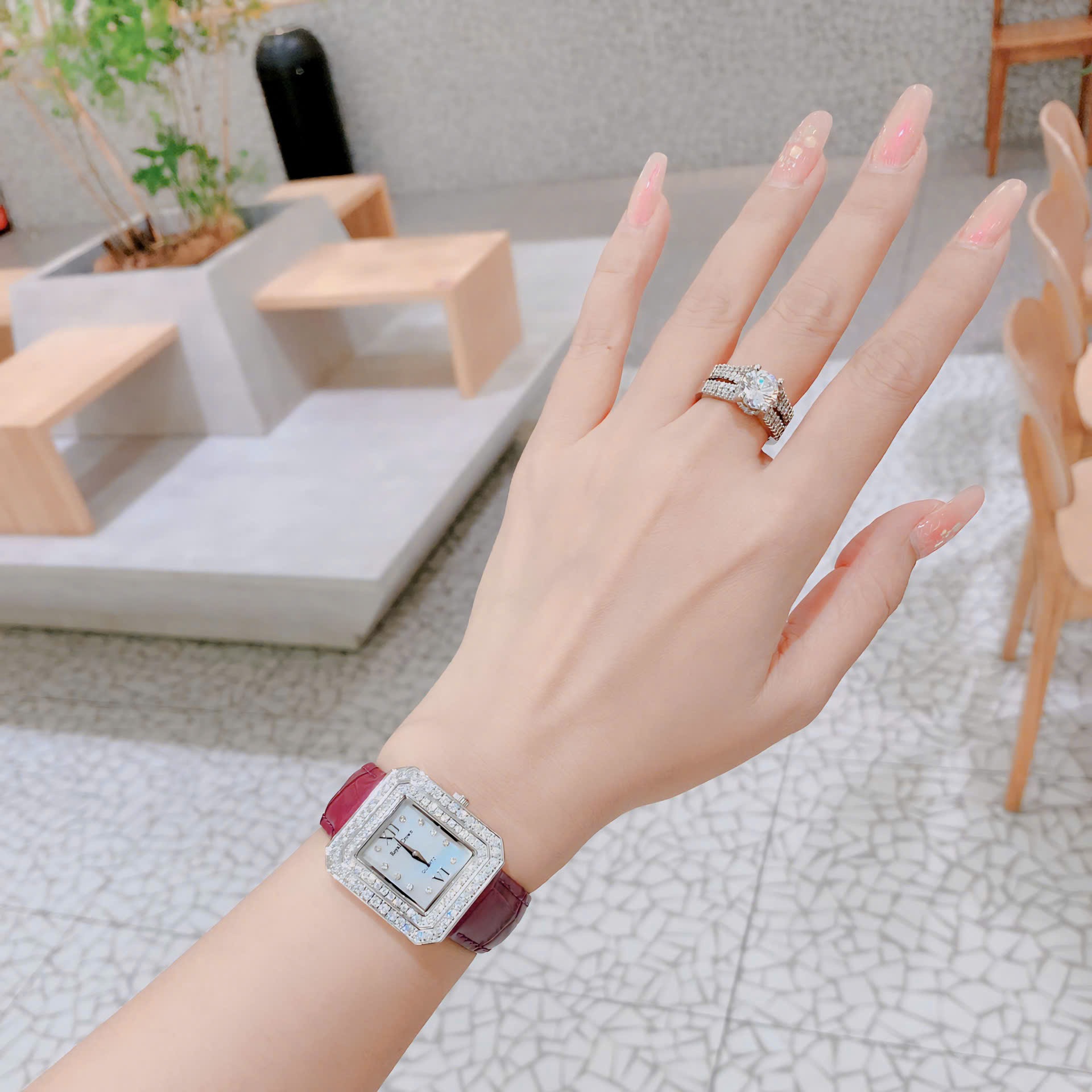 Đồng Hồ Royal Crown Mặt Vuông |Nữ Giới |Đính Đá |Dây Da Đỏ Mận |Máy Pin (Quartz) |Size 34mm |donghogiatot.vn