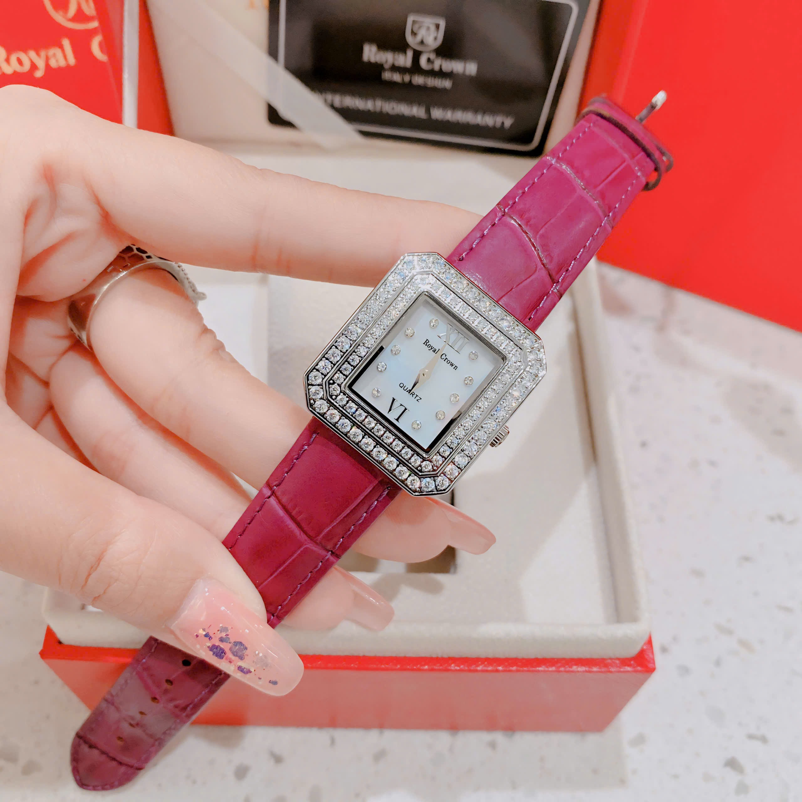 Đồng Hồ Royal Crown Mặt Vuông |Nữ Giới |Đính Đá |Dây Da Đỏ Mận |Máy Pin (Quartz) |Size 34mm |donghogiatot.vn
