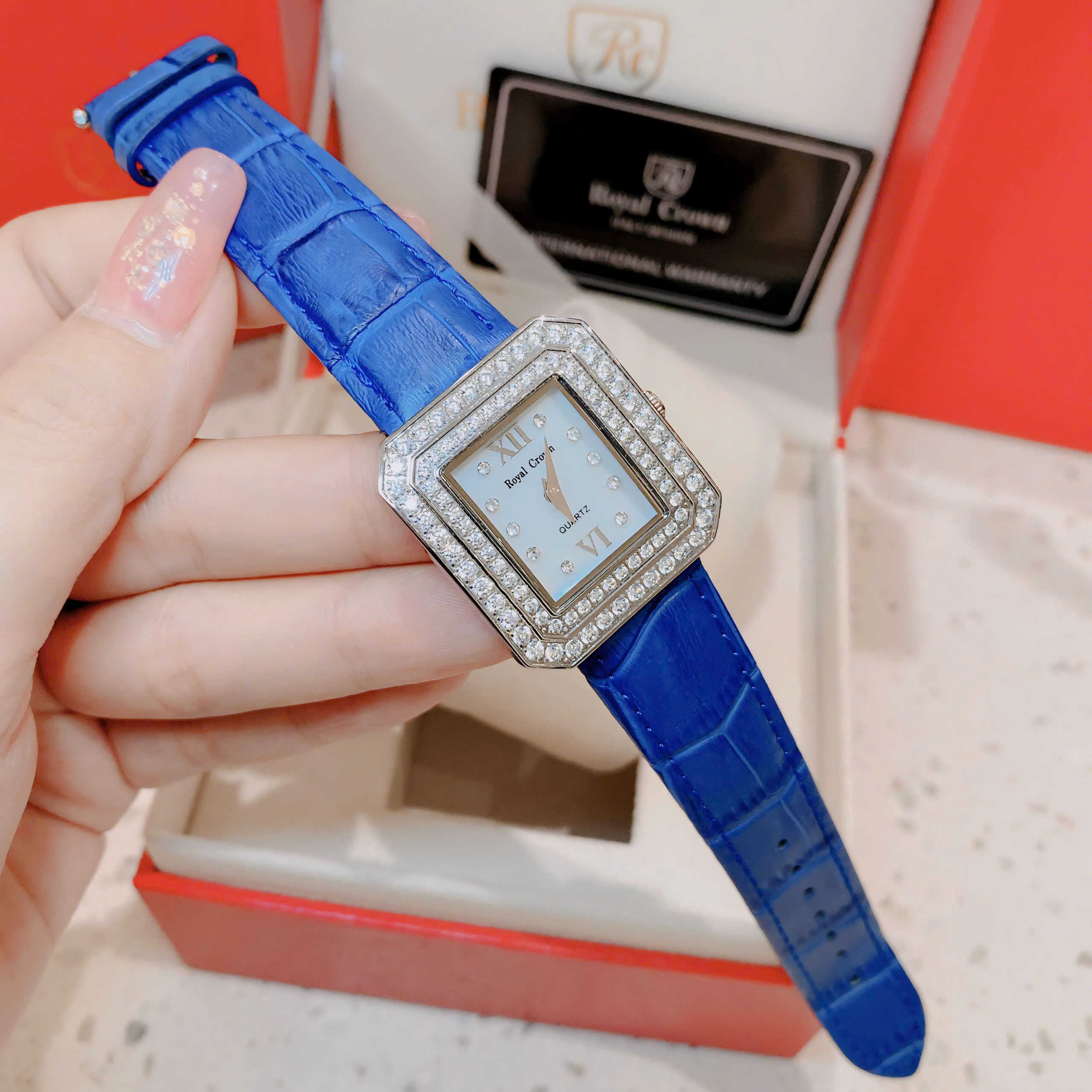 Đồng Hồ Royal Crown Mặt Vuông |Nữ Giới |Đính Đá |Dây Da Xanh Dương |Máy Pin (Quartz) |Size 34mm |donghogiatot.vn