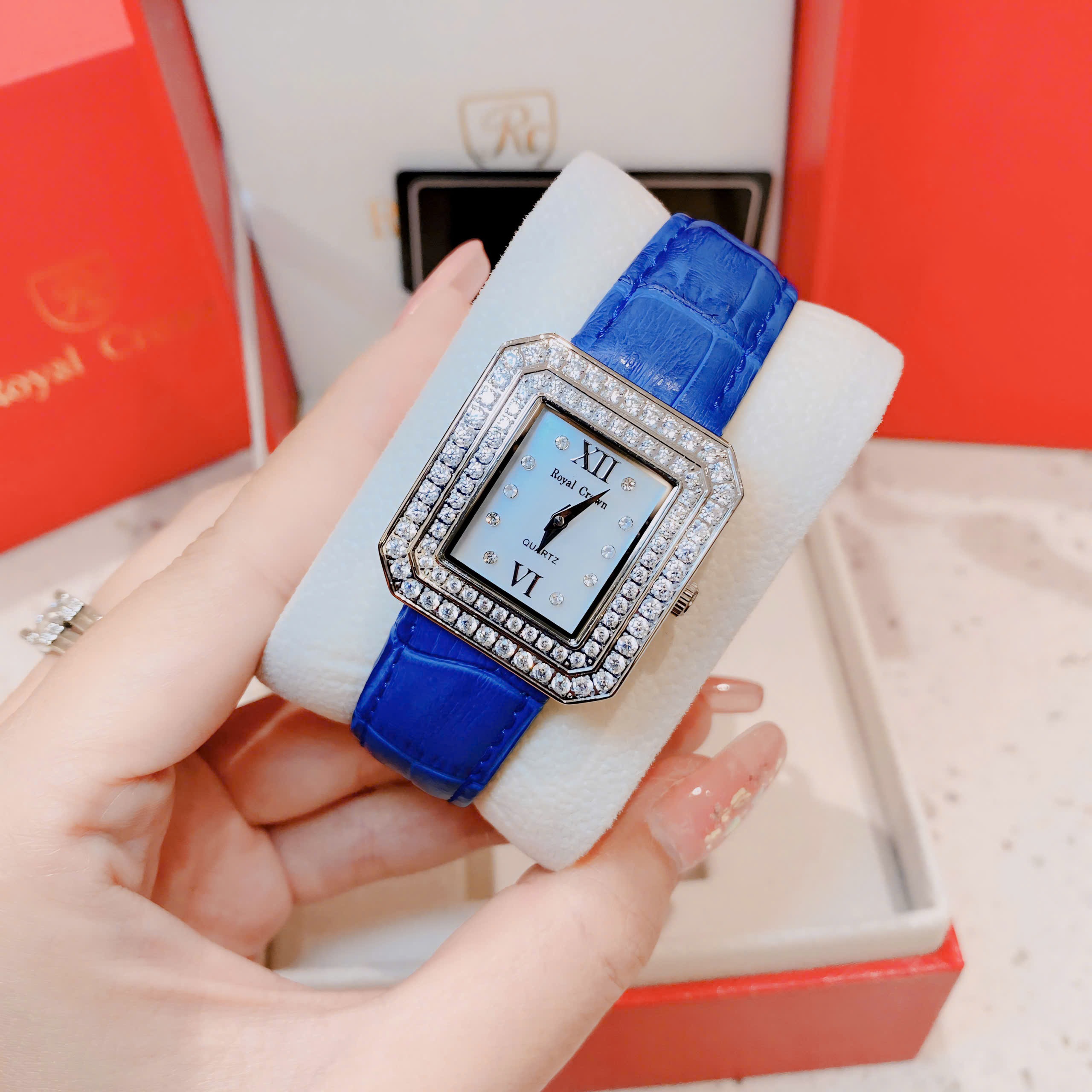 Đồng Hồ Royal Crown Mặt Vuông |Nữ Giới |Đính Đá |Dây Da Xanh Dương |Máy Pin (Quartz) |Size 34mm |donghogiatot.vn